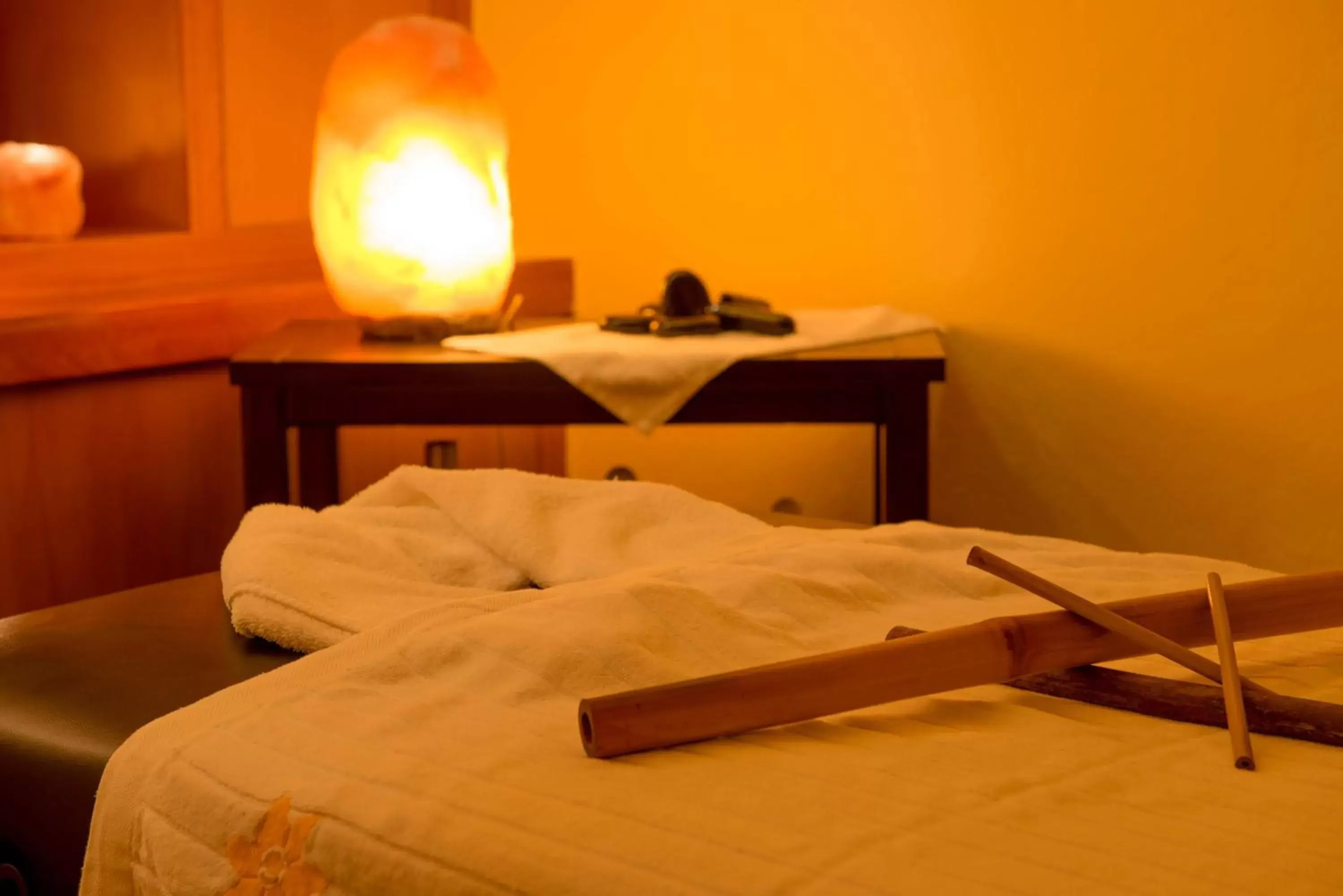 Massage, Bed in Los Angeles Hotel & Spa