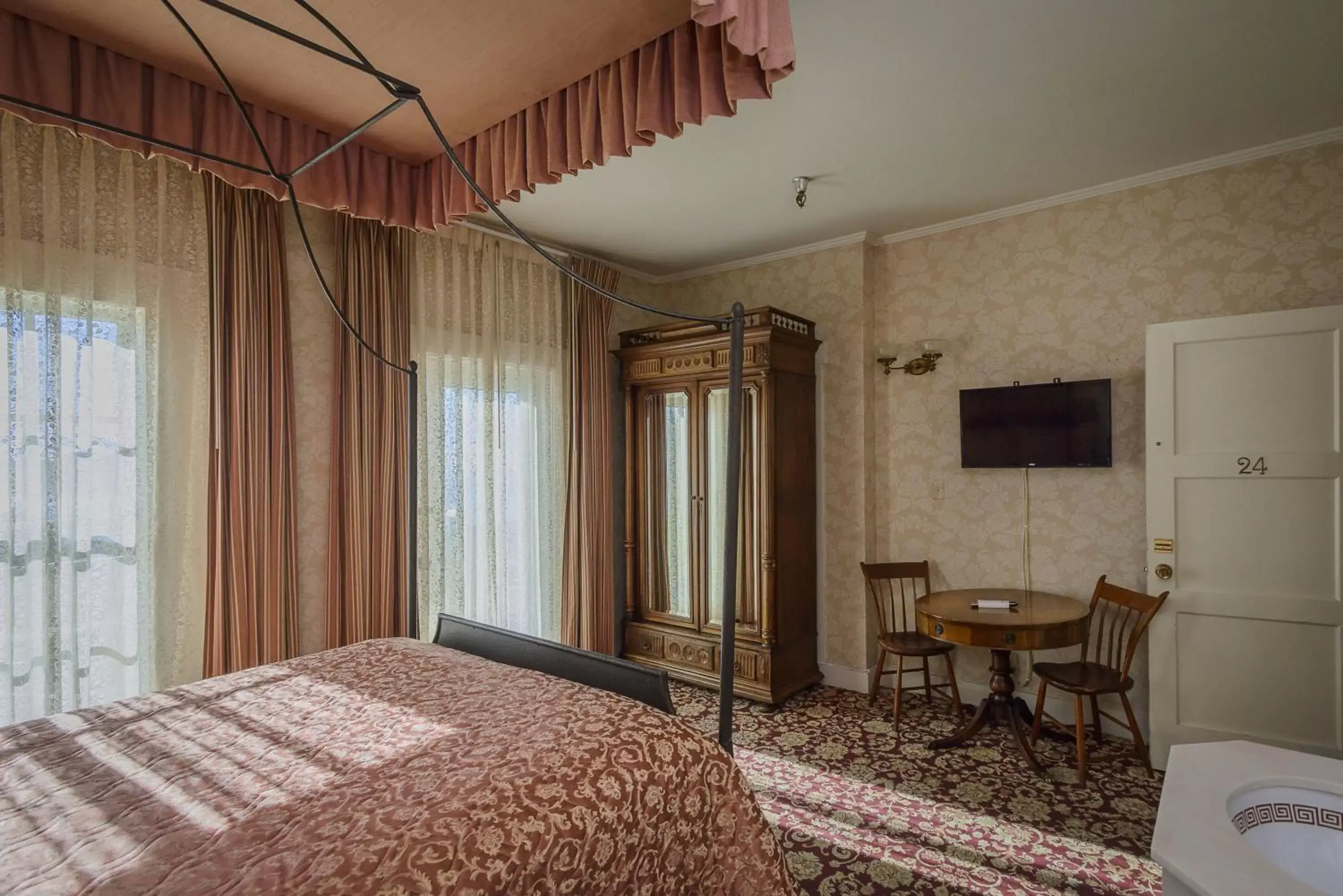 Balcony/Terrace, Bed in Mendocino Hotel & Garden