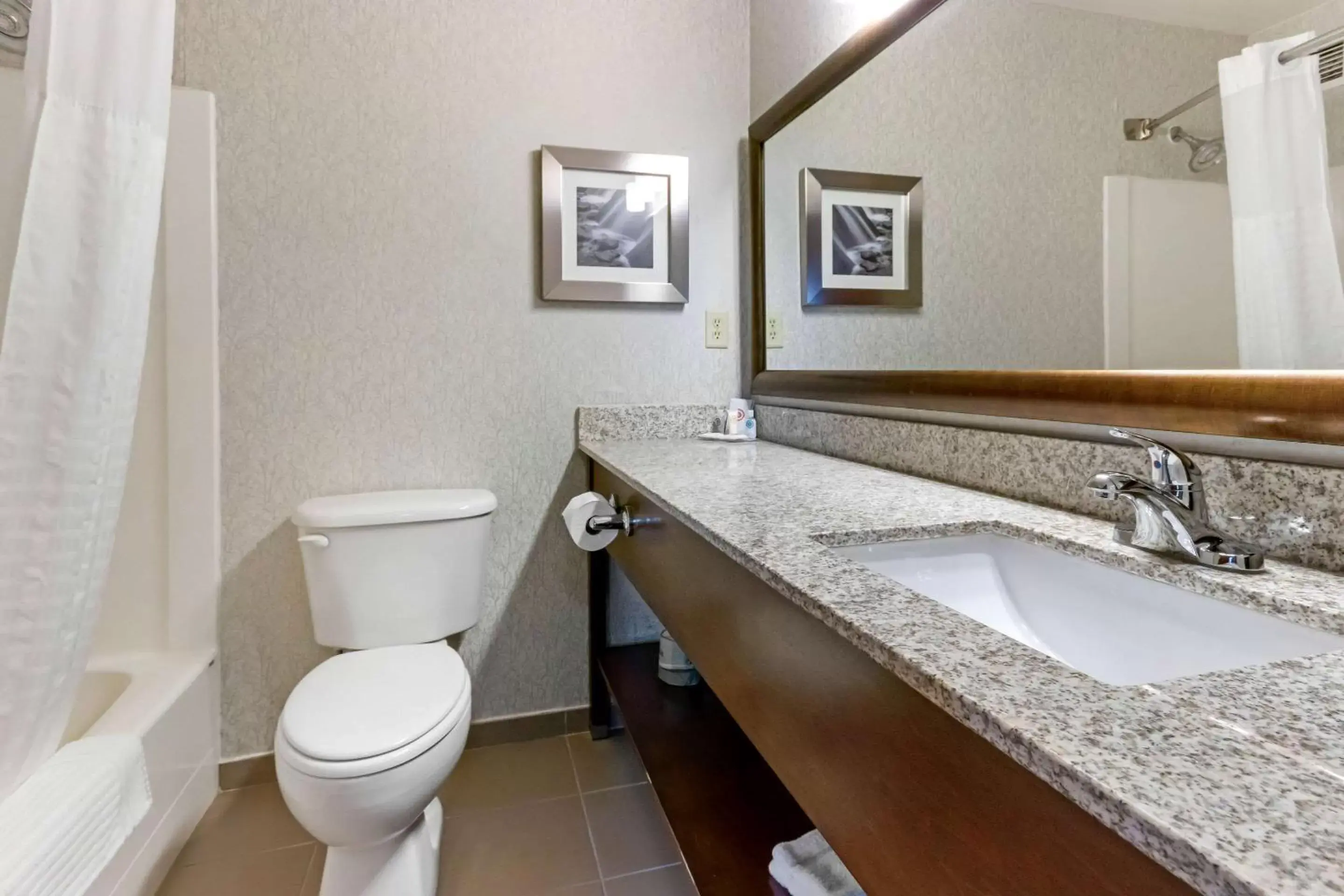 Photo of the whole room, Bathroom in Comfort Inn & Suites Market - Airport