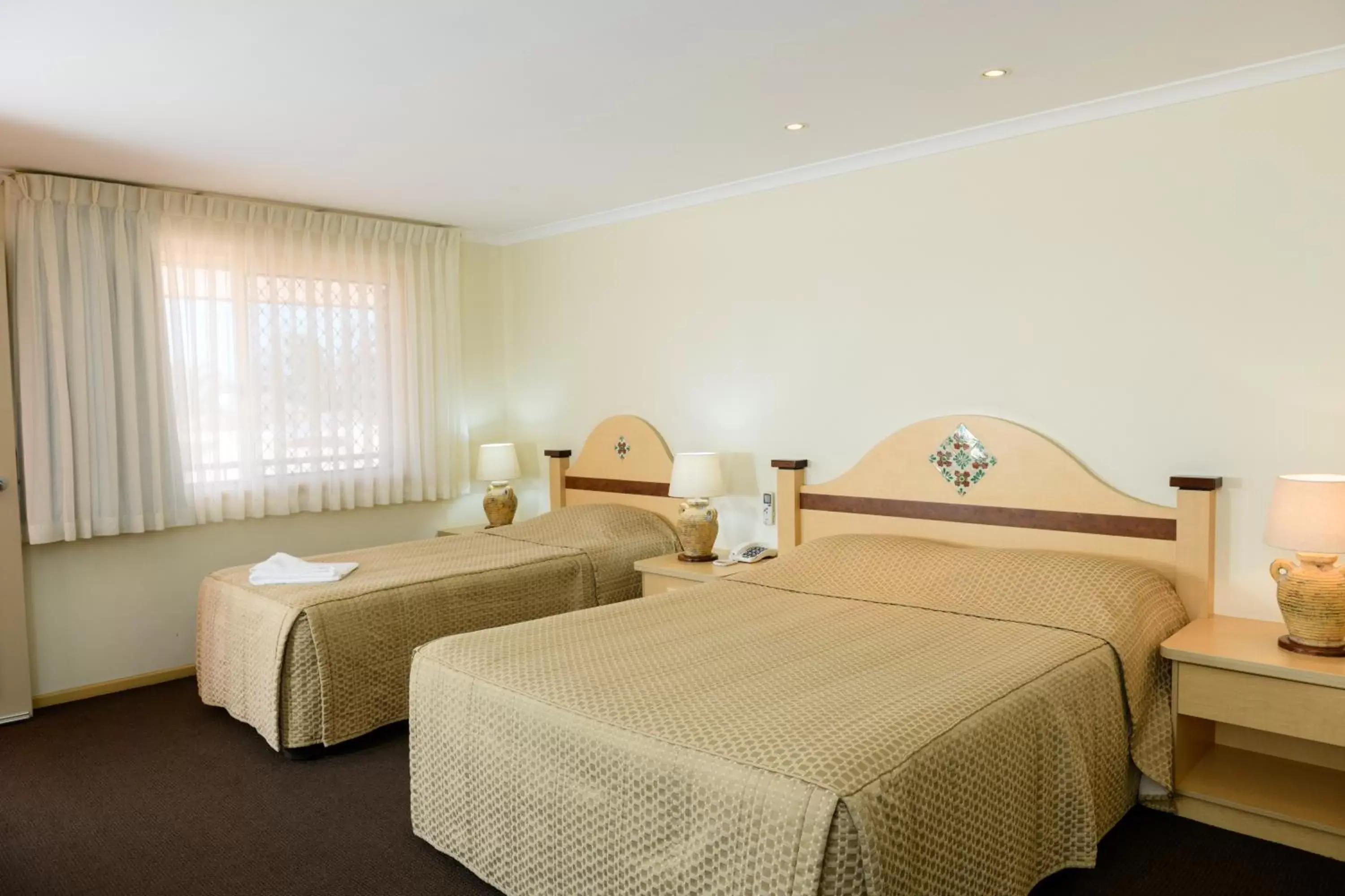Bedroom, Bed in Villa Mirasol Motor Inn