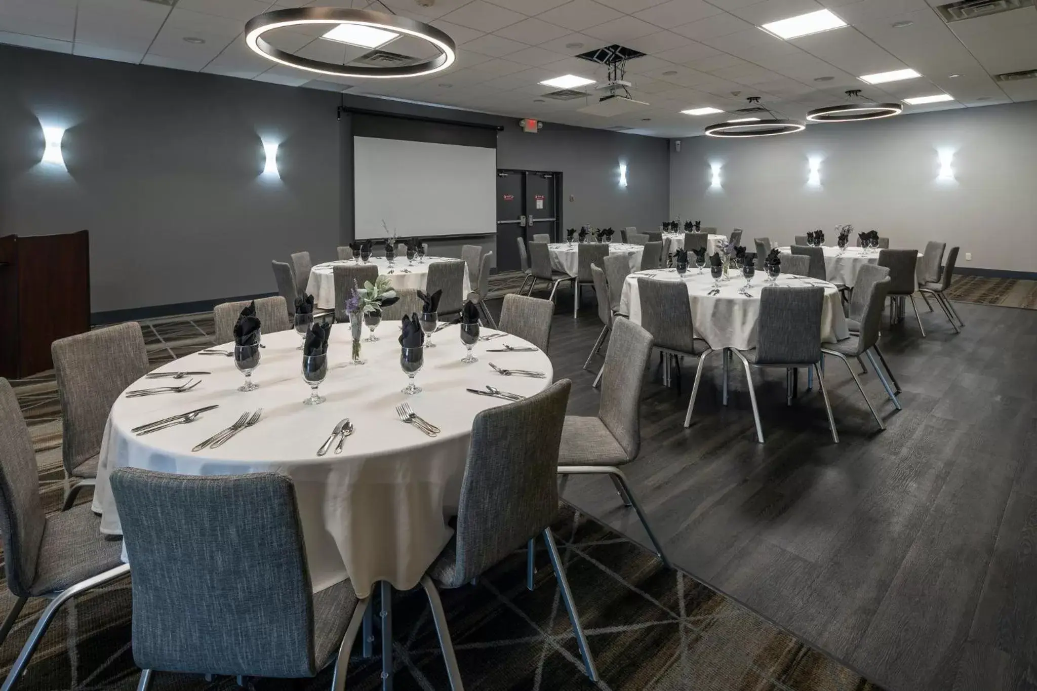Meeting/conference room, Banquet Facilities in Holiday Inn Detroit Lakes, an IHG Hotel