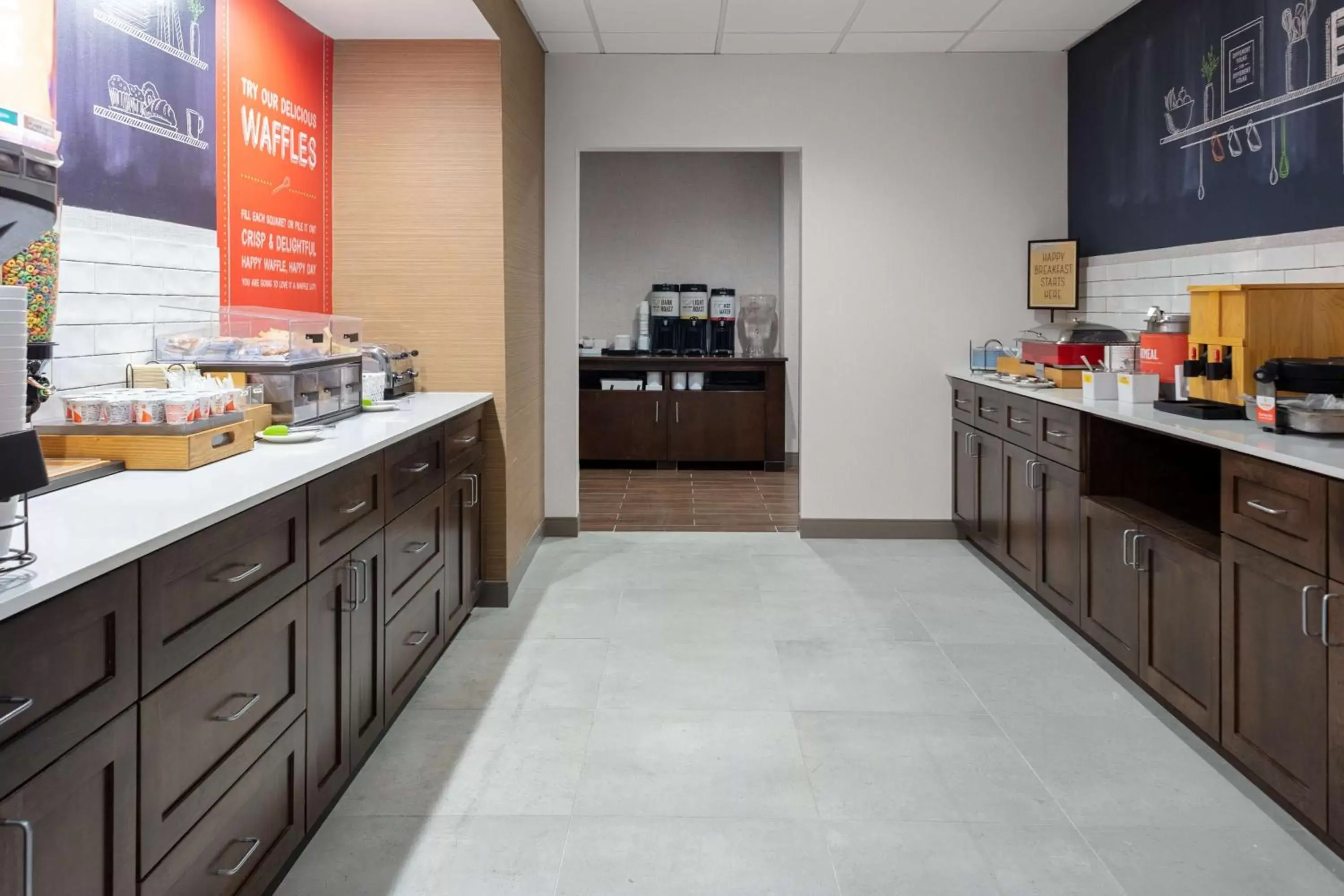 Breakfast, Kitchen/Kitchenette in Hampton Inn Castle Rock