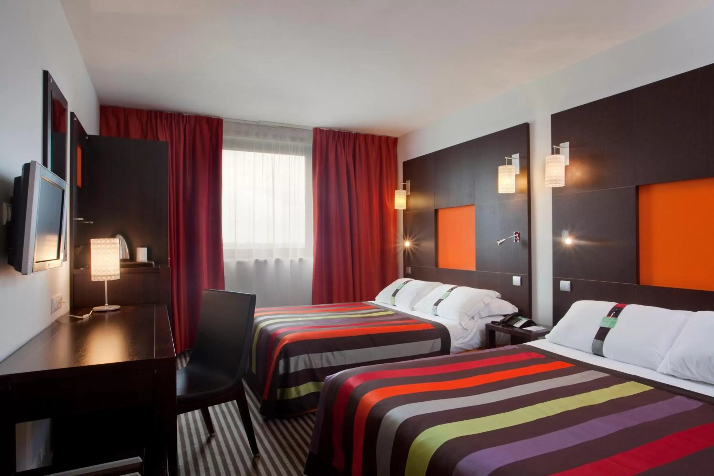 Photo of the whole room, Bed in Holiday Inn Dijon Toison D'or, an IHG Hotel