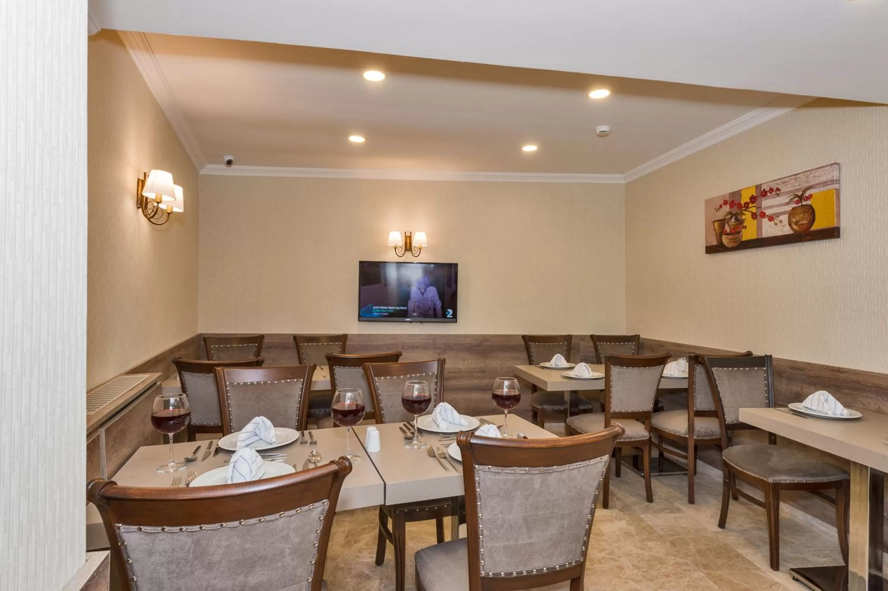 Restaurant/places to eat in Alphonse Hotel