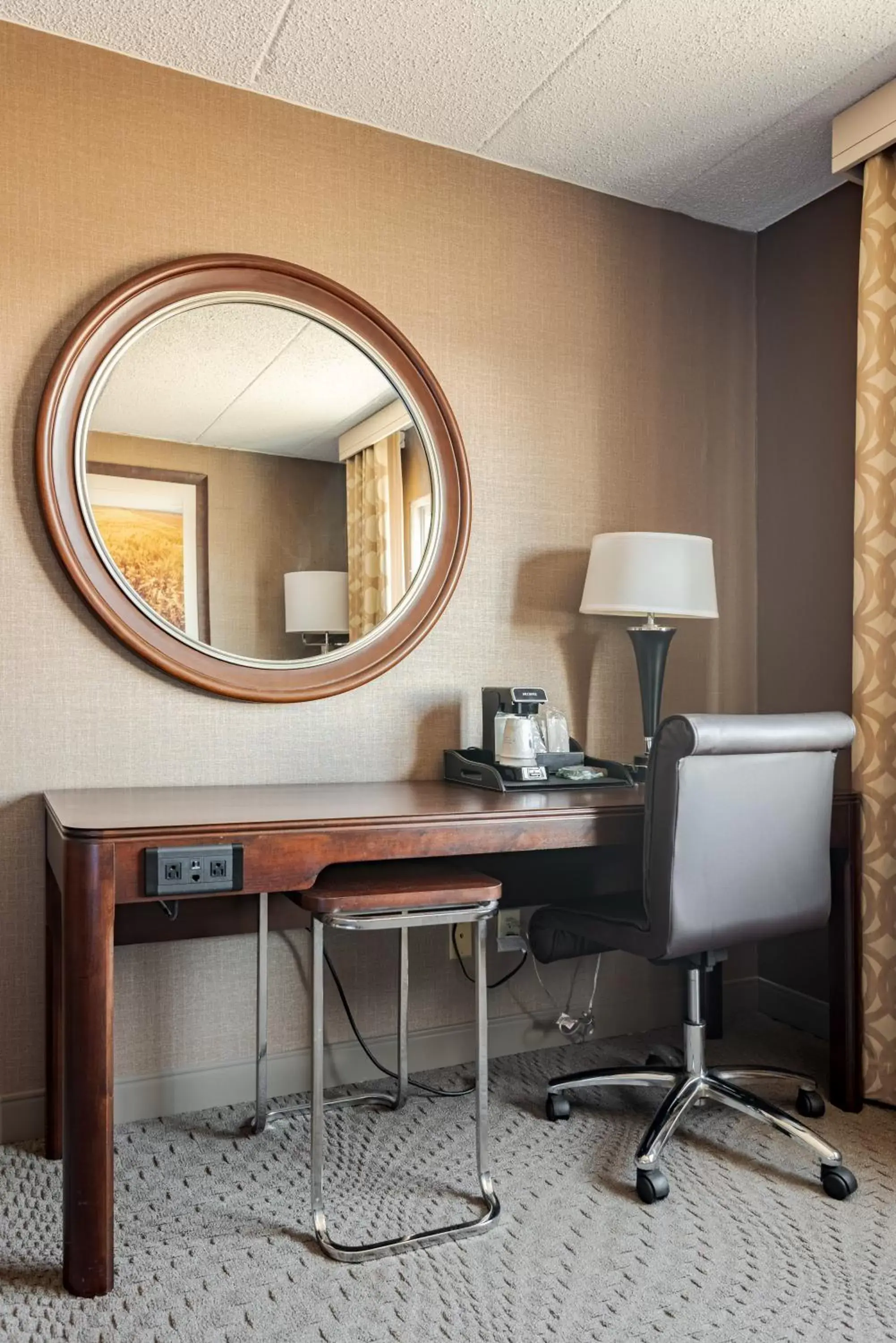 Seating area, TV/Entertainment Center in Wyndham Omaha Hotel - West Dodge