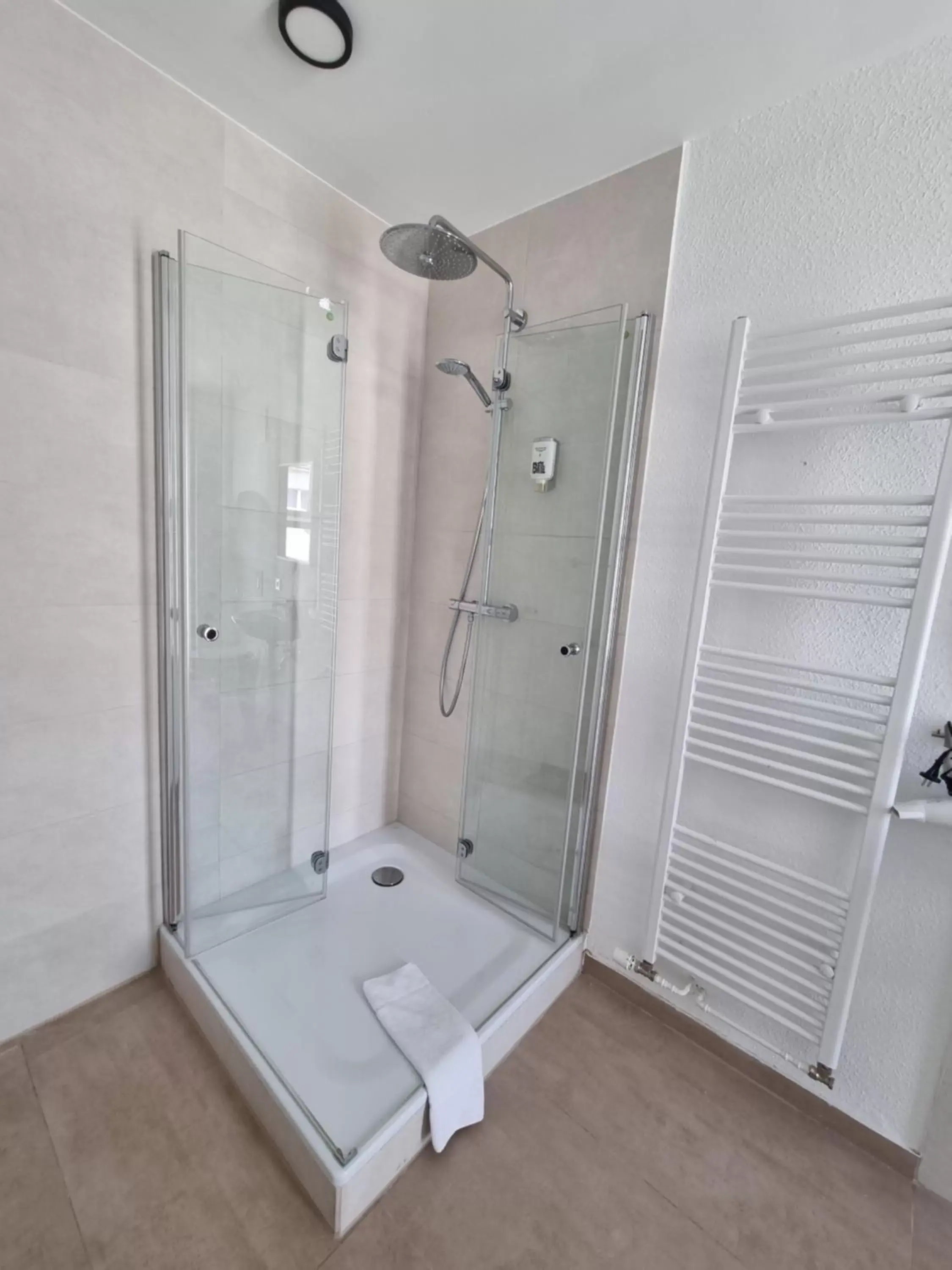 Shower, Bathroom in Hotel Seifert Berlin am Kurfürstendamm