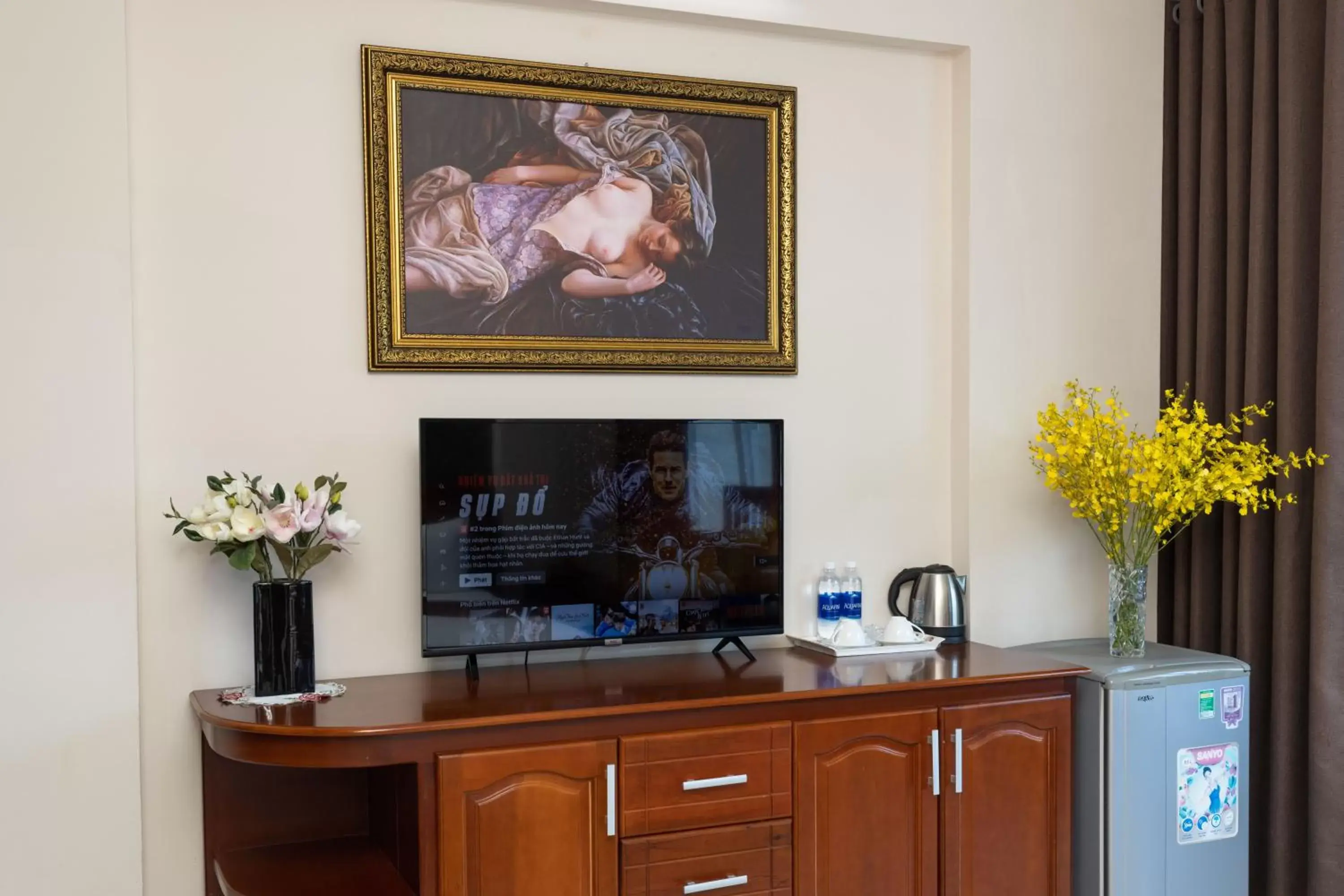 TV and multimedia, TV/Entertainment Center in Queen Garden Hotel & Apartment