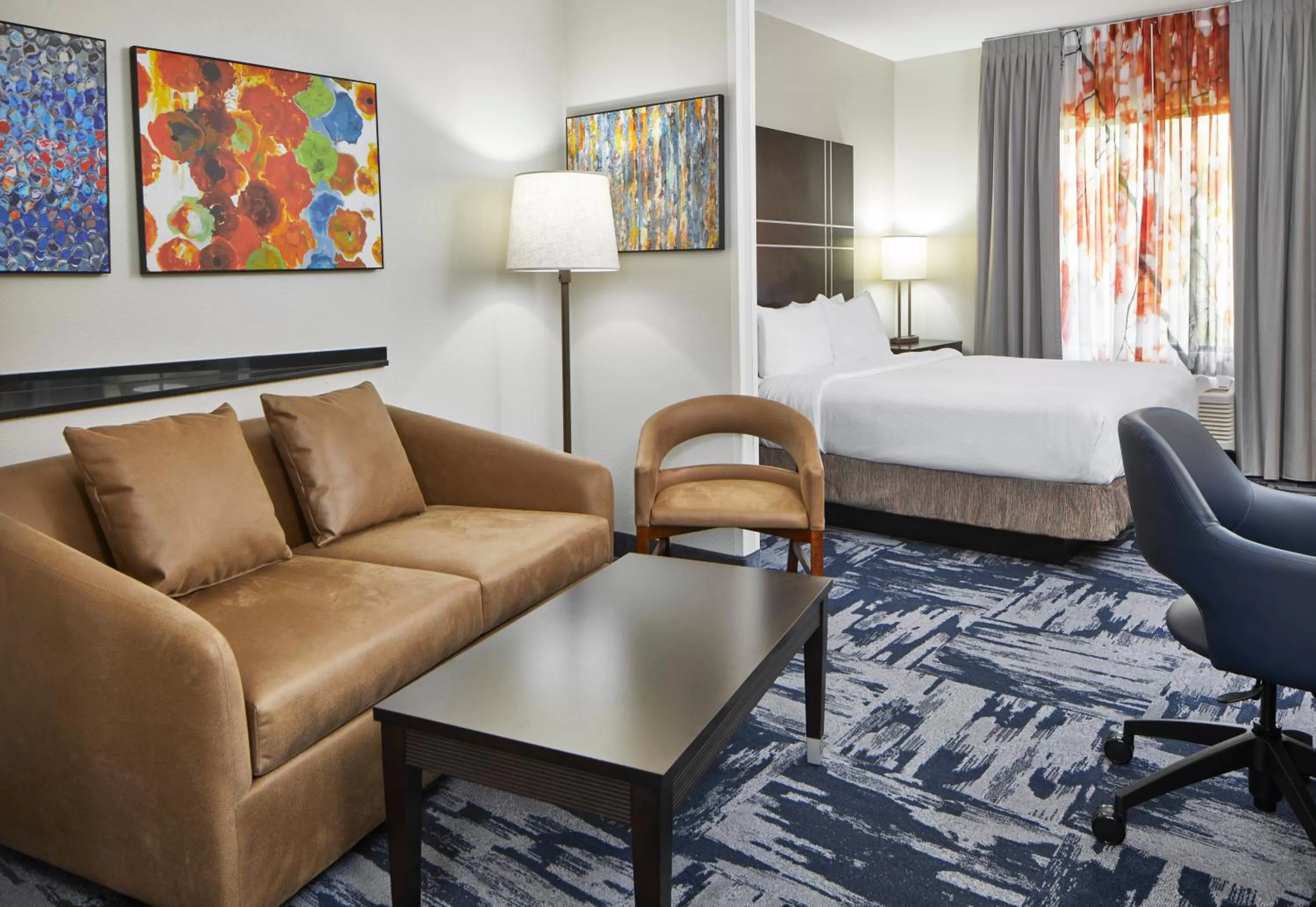 Living room, Bed in Fairfield Inn & Suites by Marriott Gainesville
