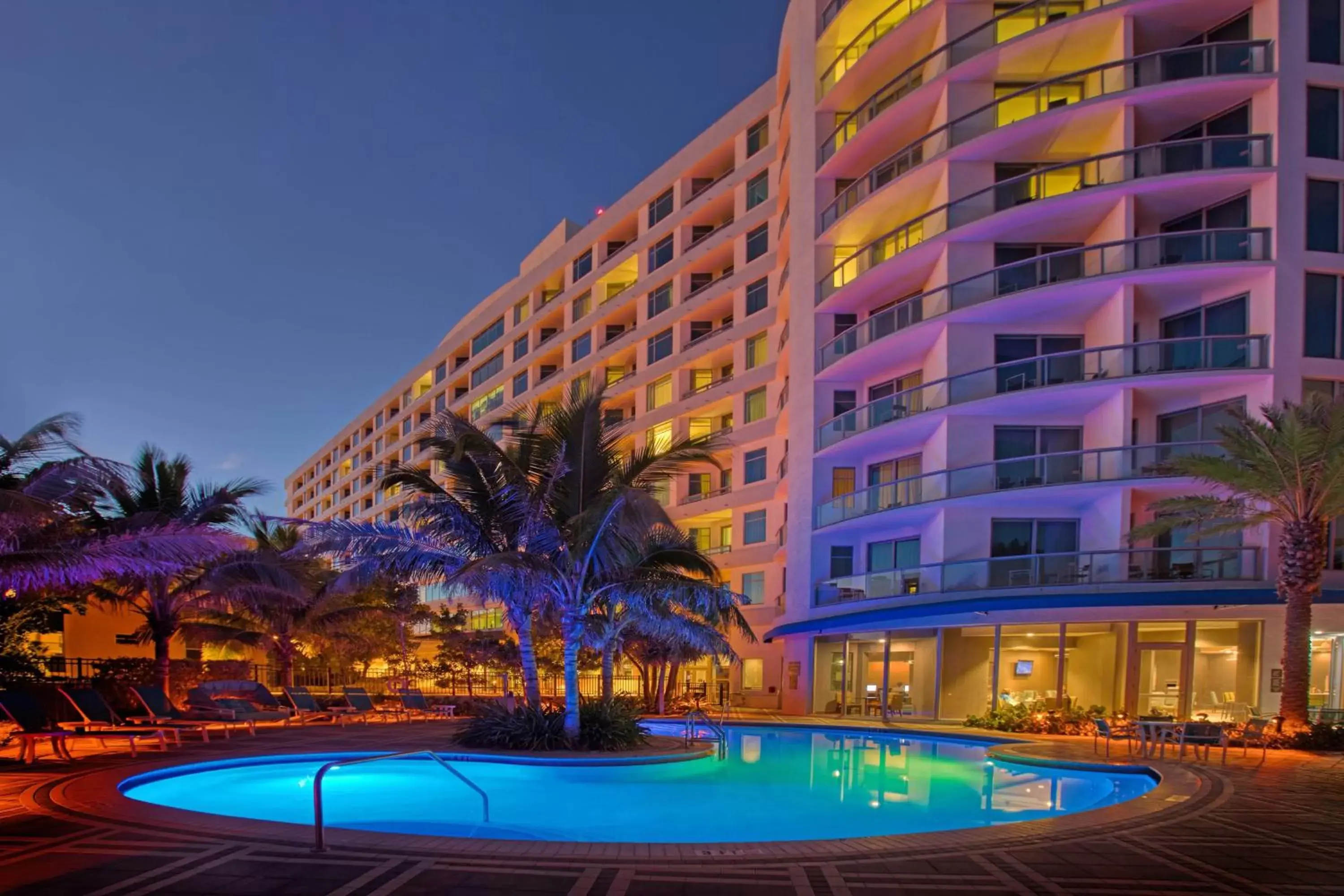 Swimming pool, Property Building in Residence Inn Fort Lauderdale Pompano Beach/Oceanfront