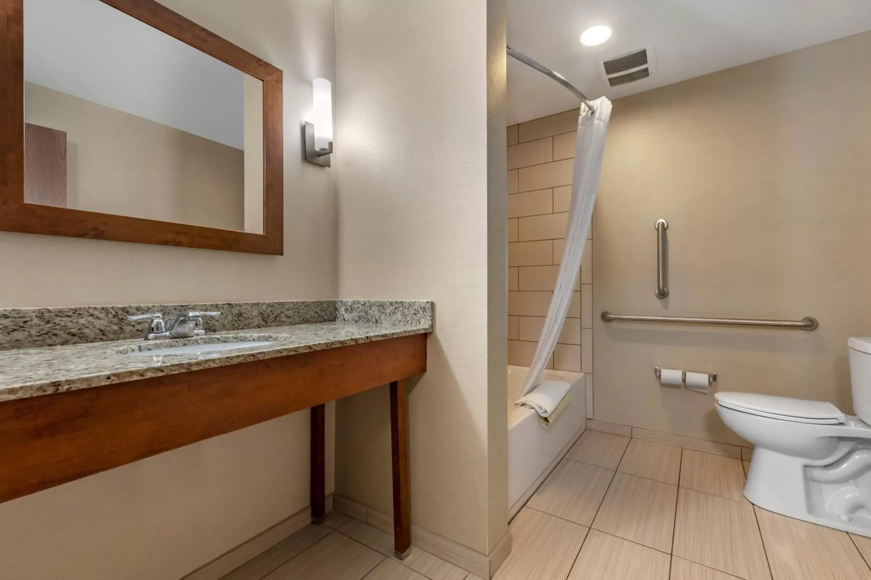 Shower, Bathroom in Comfort Suites Bridgeport - Clarksburg