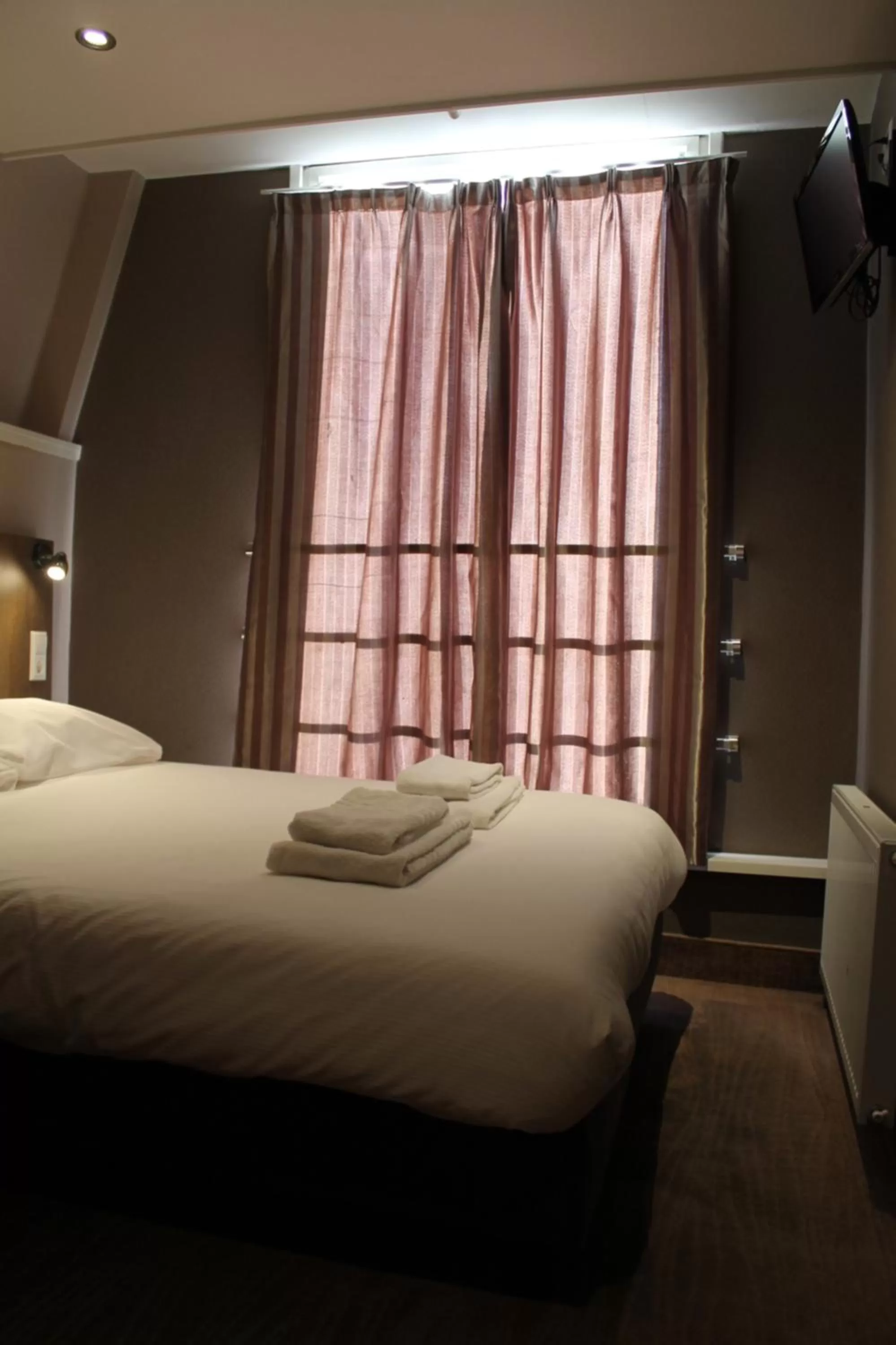 Bedroom, Bed in Blossoms City Hotel