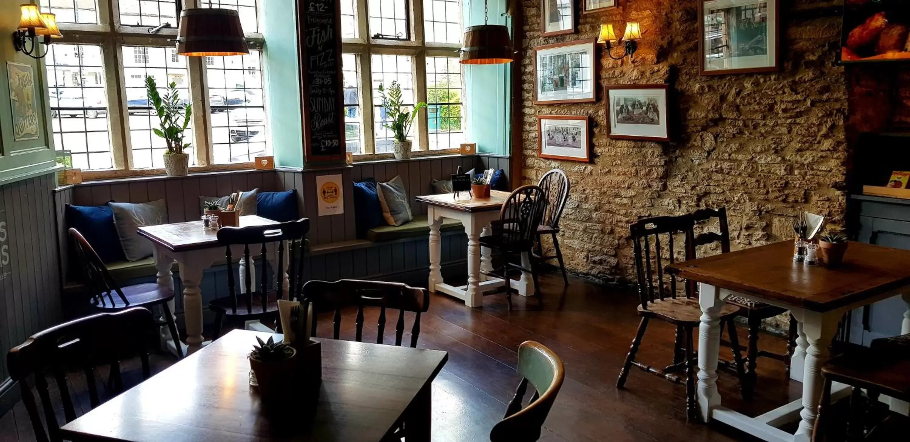 Lounge or bar, Restaurant/Places to Eat in The Kings Arms Hotel