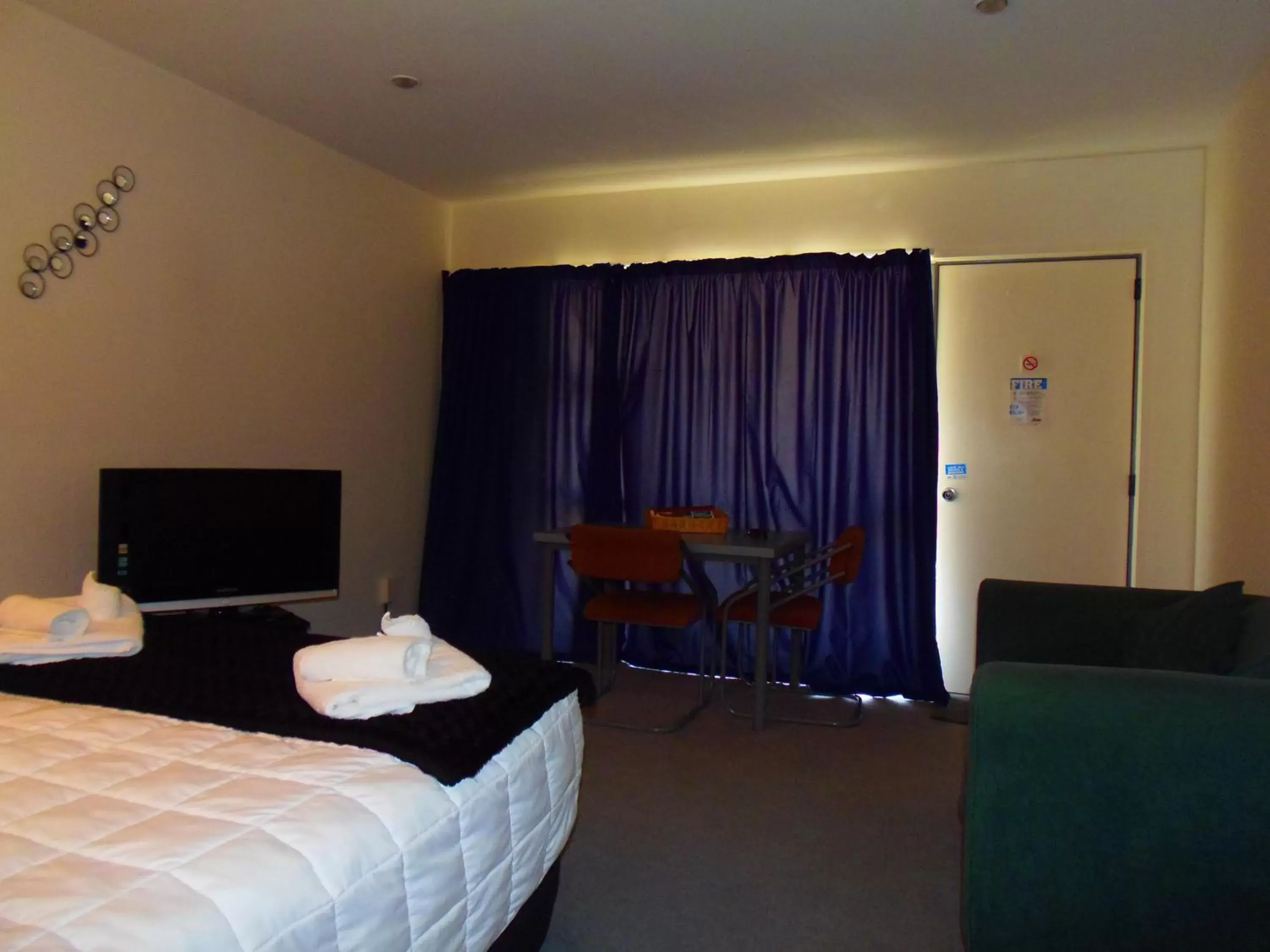 Dining area, TV/Entertainment Center in Kapiti Lindale Motel and Conference Centre