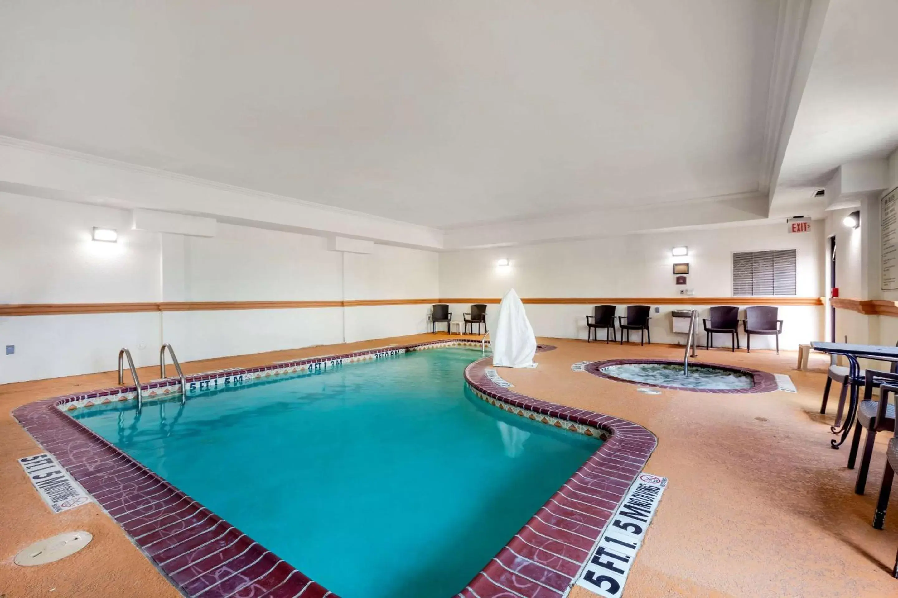 Activities, Swimming Pool in Comfort Inn Near UNT