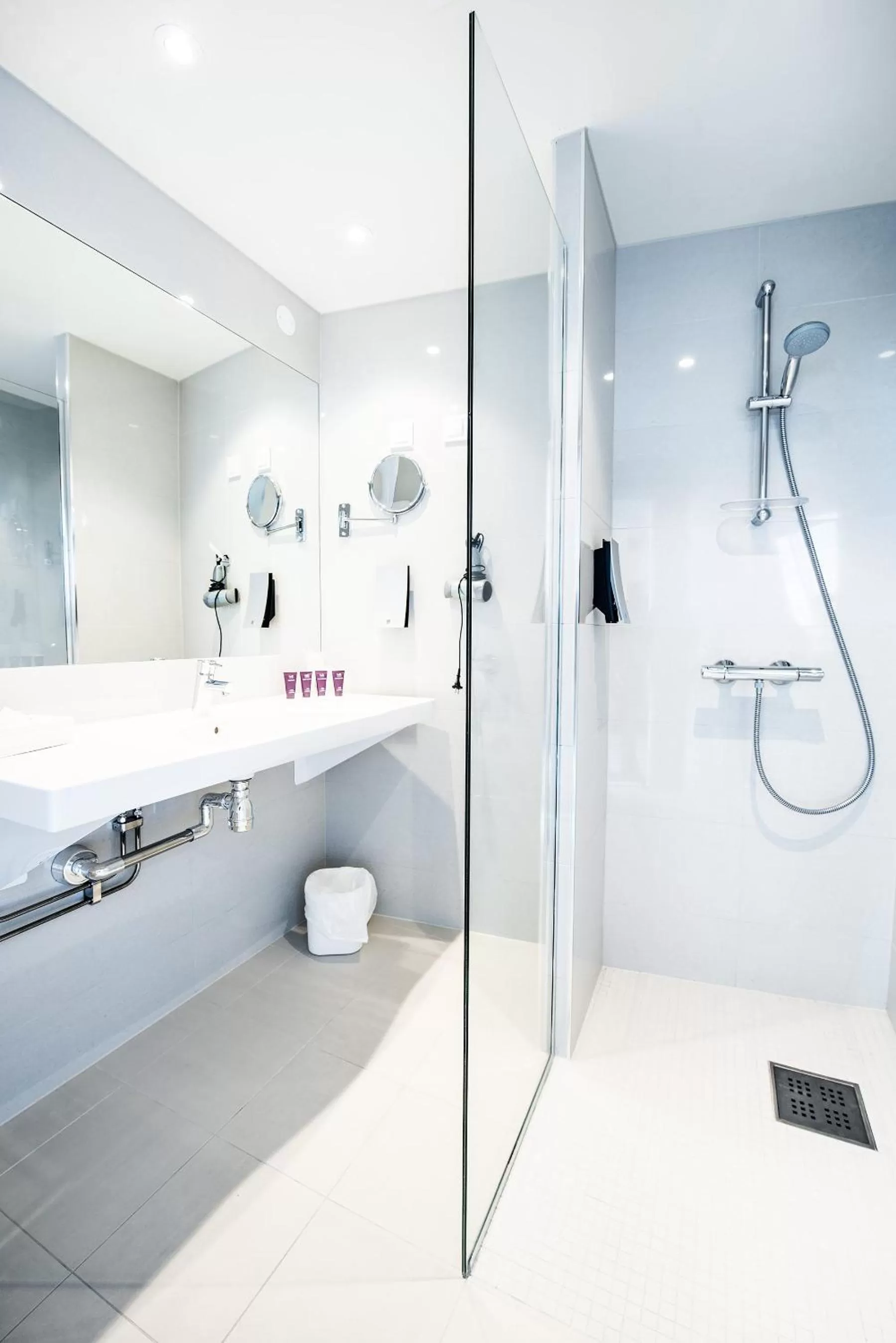 Shower in Home Hotel Grand Olav