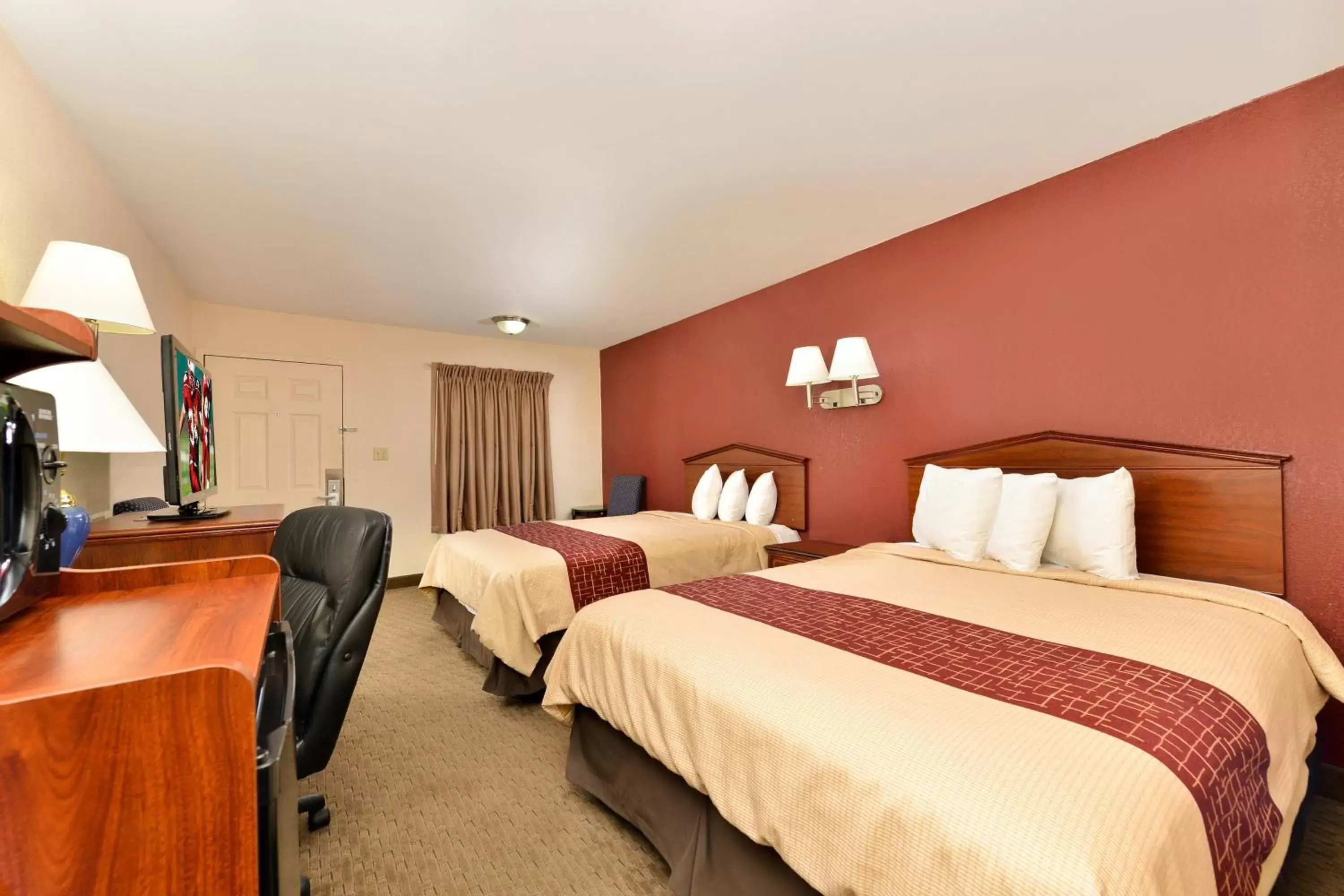 Photo of the whole room, Bed in Red Roof Inn Dalton