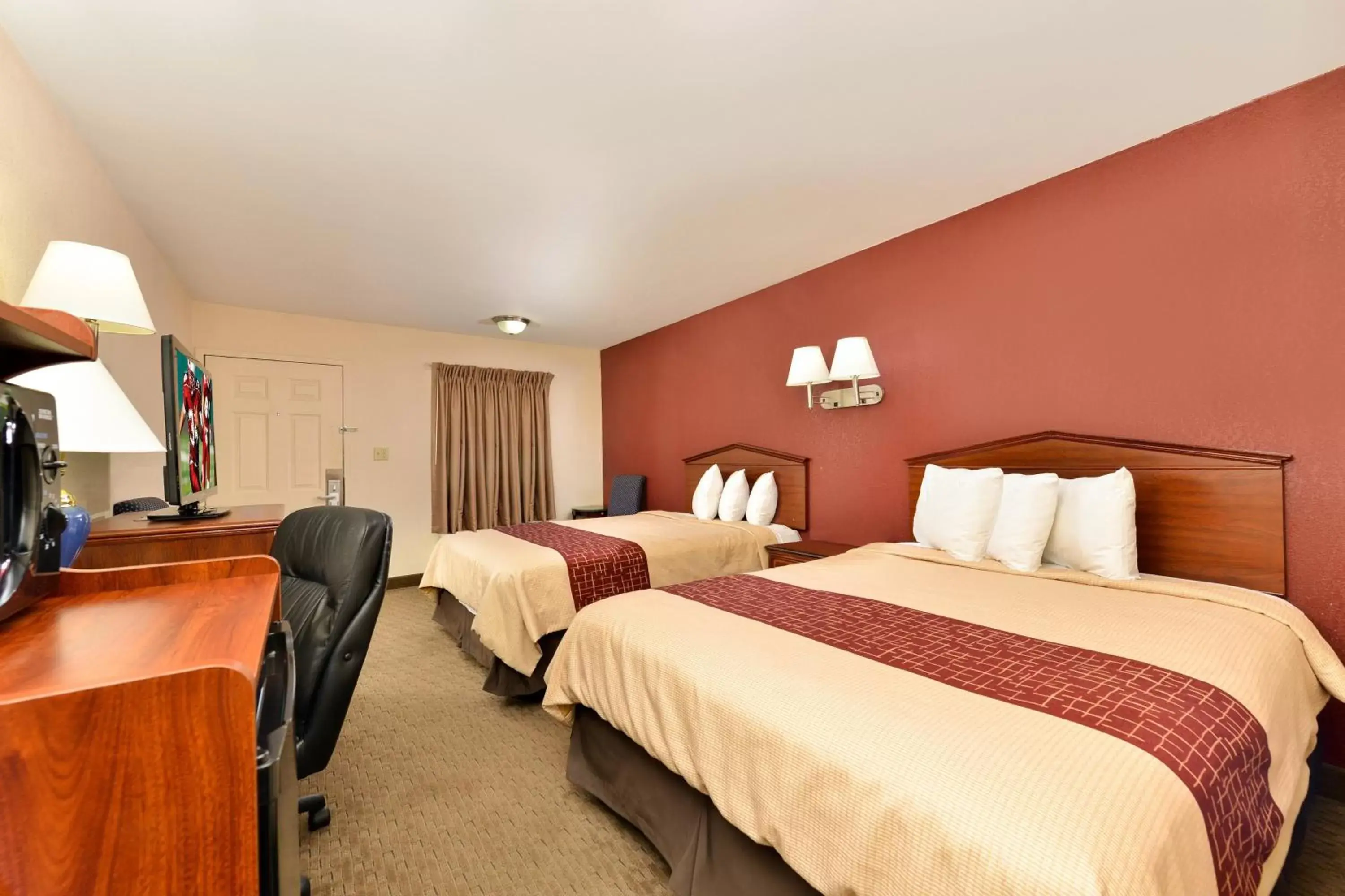 Photo of the whole room, Bed in Red Roof Inn Dalton Photo of the whole room, Bed in Red Roof Inn Dalton