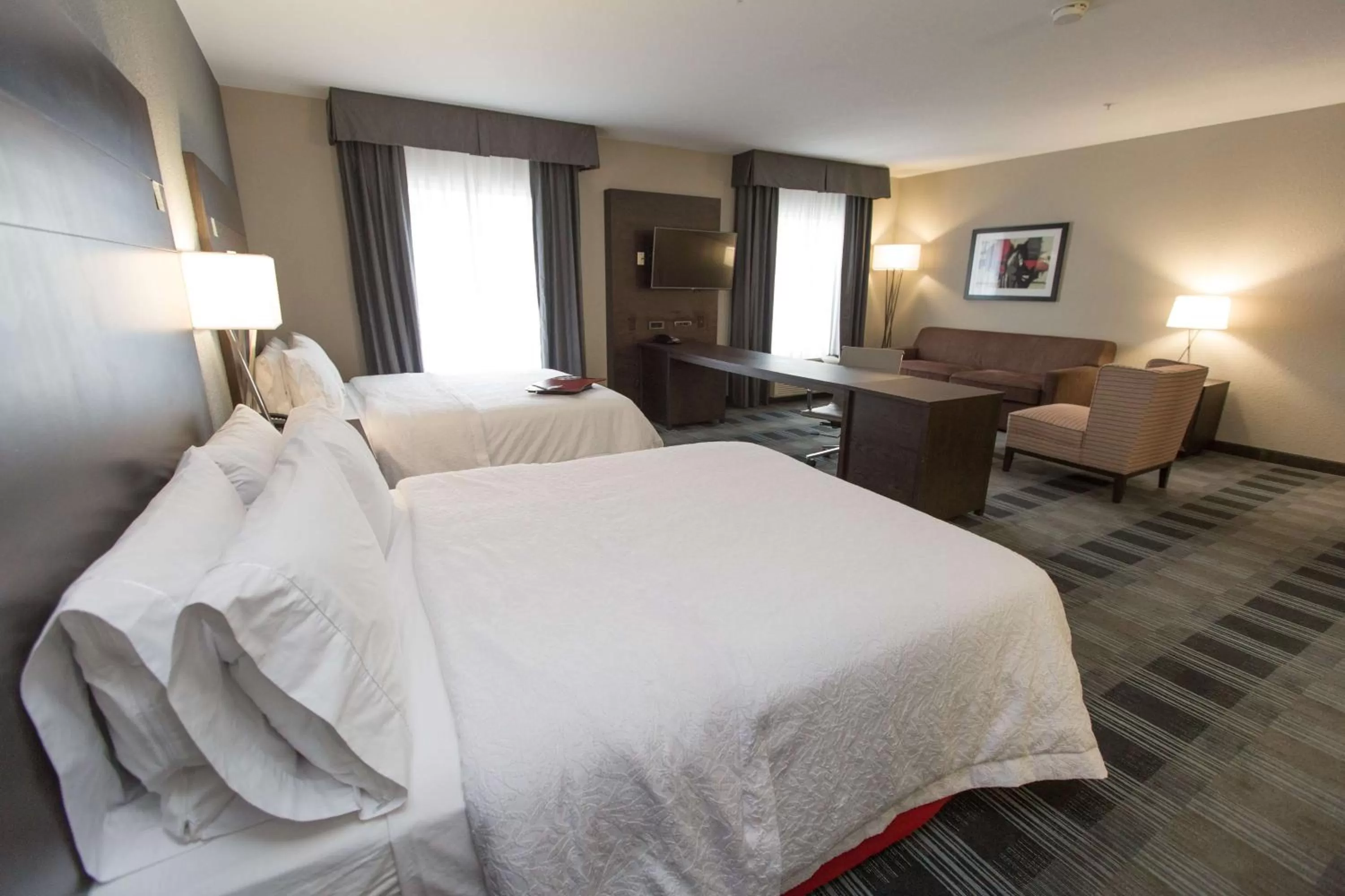 Bed in Hampton Inn & Suites Oklahoma City Airport