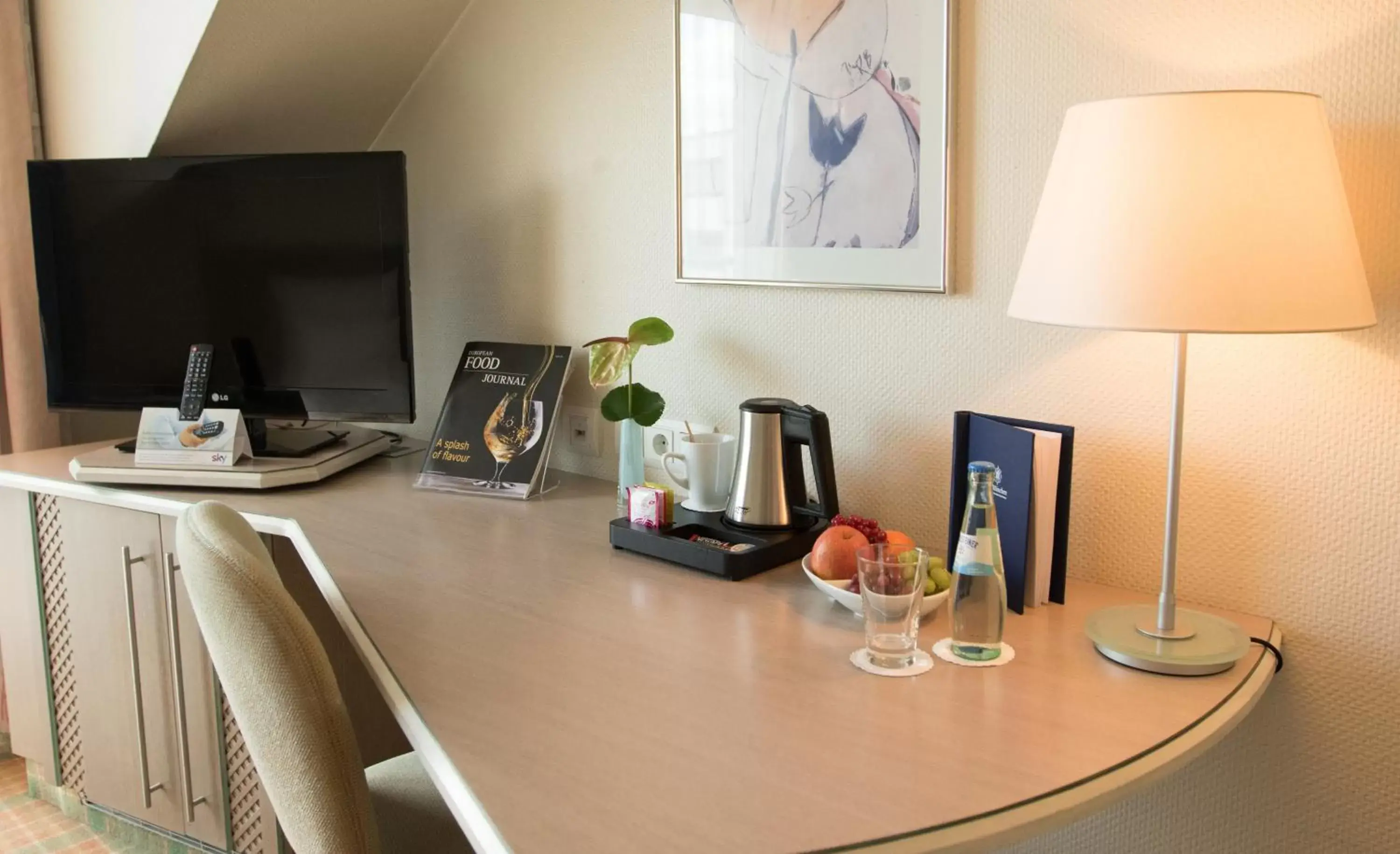 Photo of the whole room, TV/Entertainment Center in Hotel Stadt München