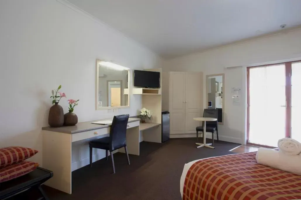 Bedroom, Seating Area in Bowen Inn Motel