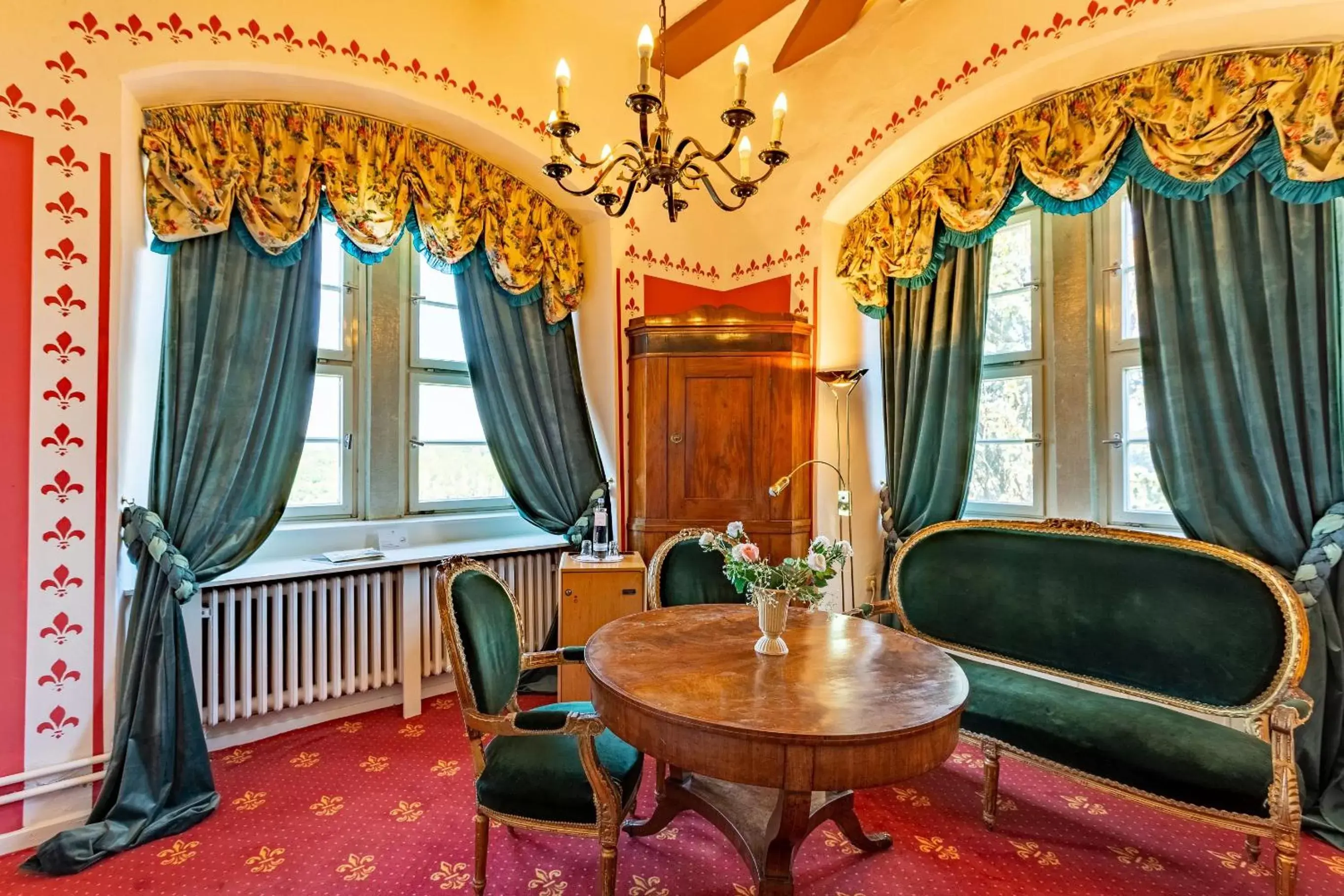 Photo of the whole room, Seating Area in Hotel Burg Trendelburg