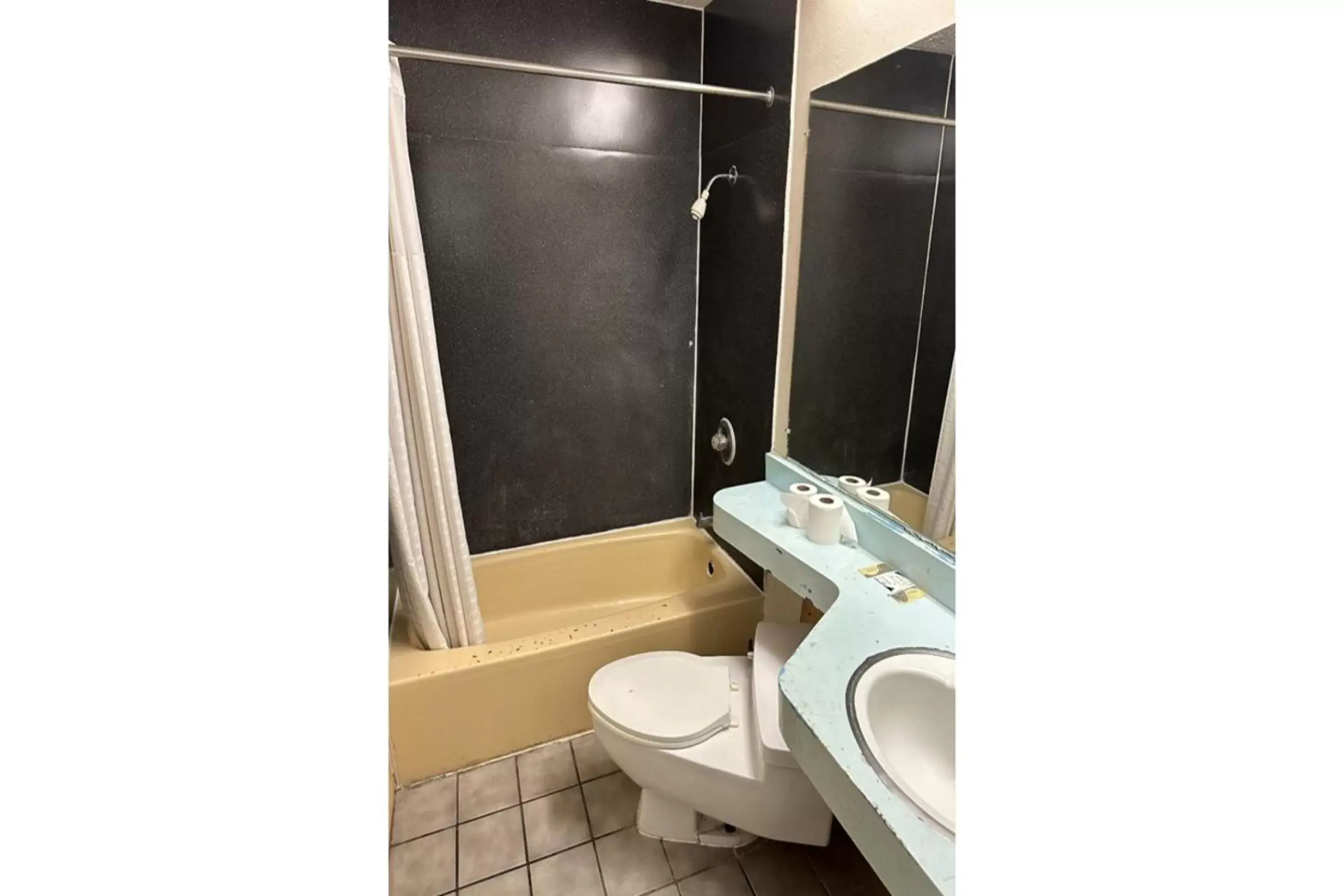 Bathroom in Kampus Inn by OYO Gainesville - University Area
