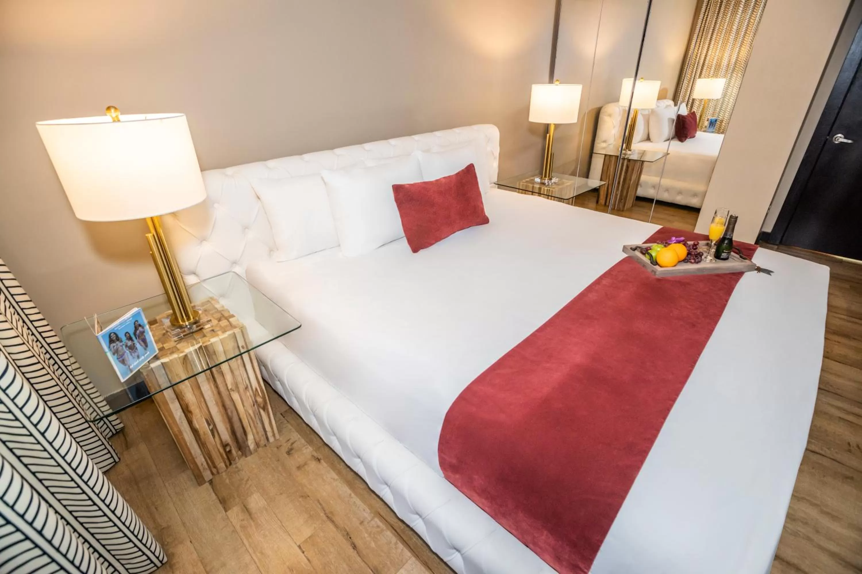 Bedroom, Bed in Metropole Suites South Beach