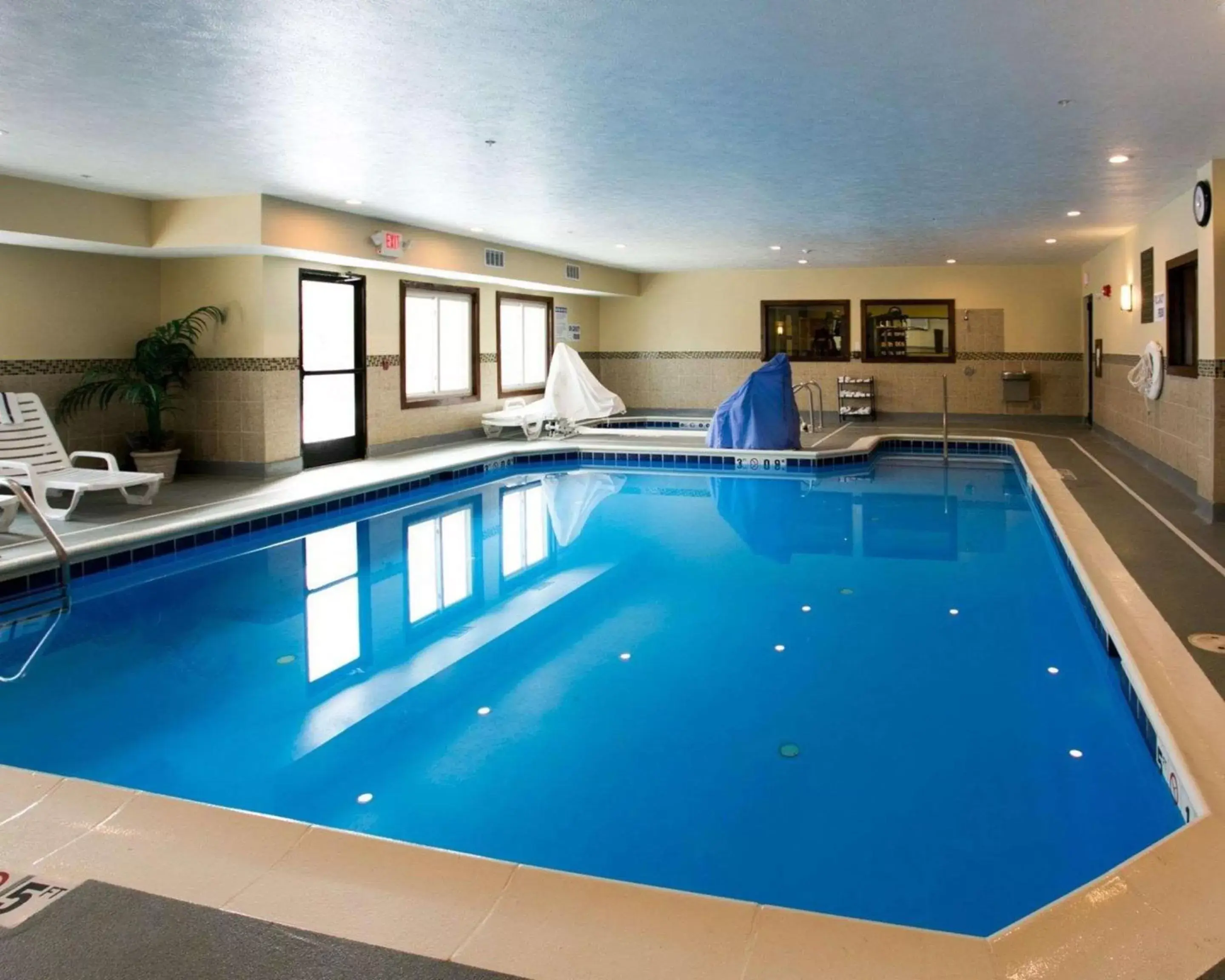 On site, Swimming Pool in Comfort Suites Benton Harbor - St. Joseph