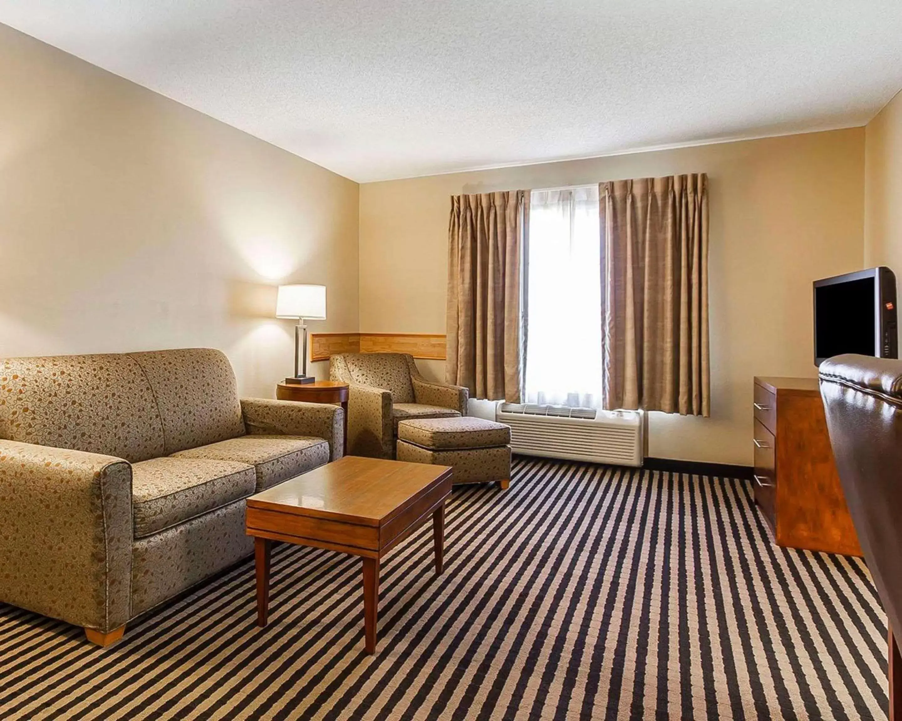 Photo of the whole room, Seating Area in Comfort Inn Owatonna near Medical Center