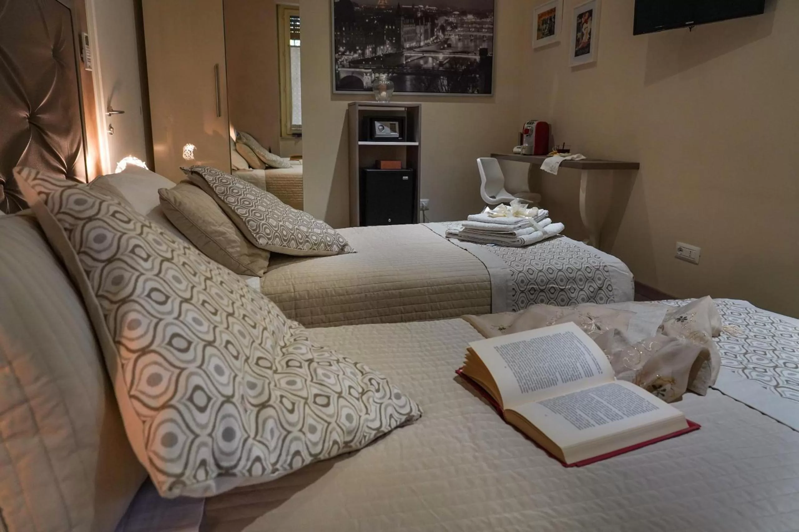 Bedroom, Bed in Villa Cantoni