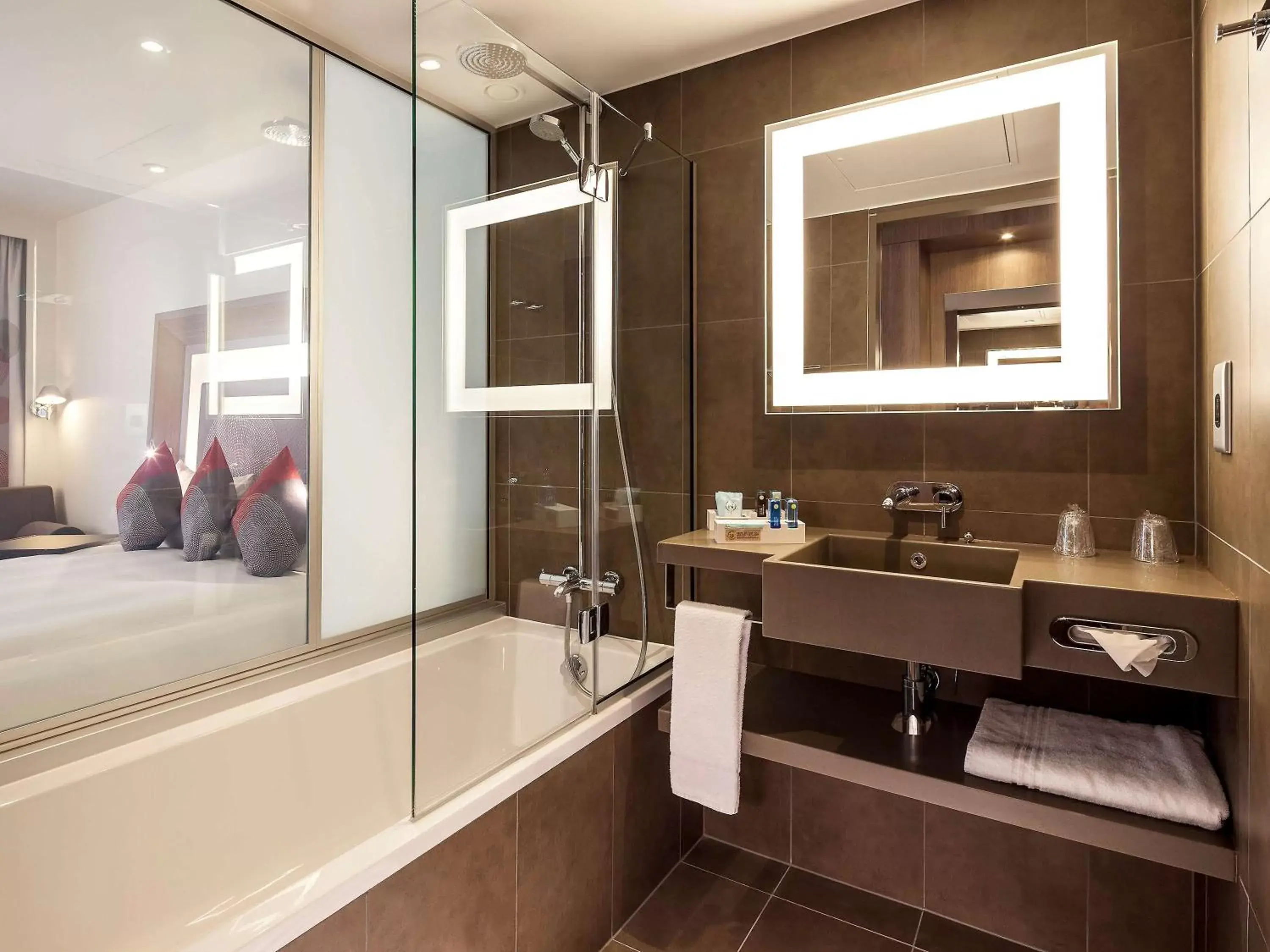 Photo of the whole room, Bathroom in Novotel London Bridge