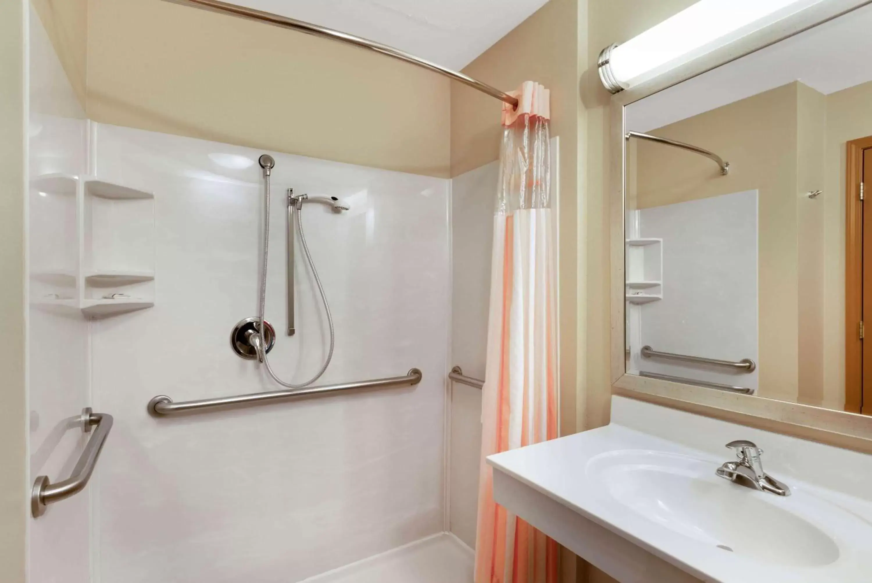 Shower, Bathroom in La Quinta by Wyndham Olathe