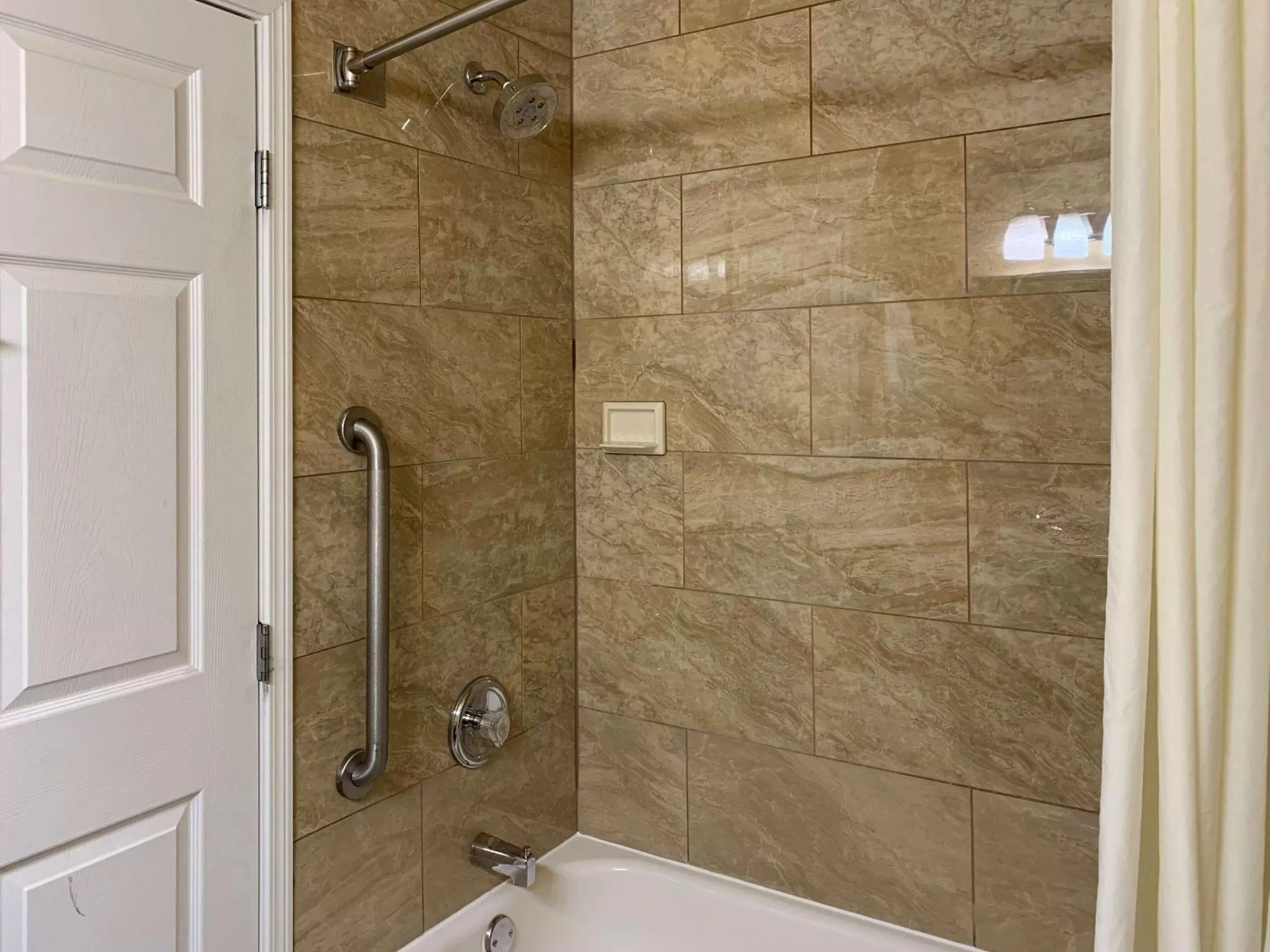 Shower in Comfort Inn Saint Paul East