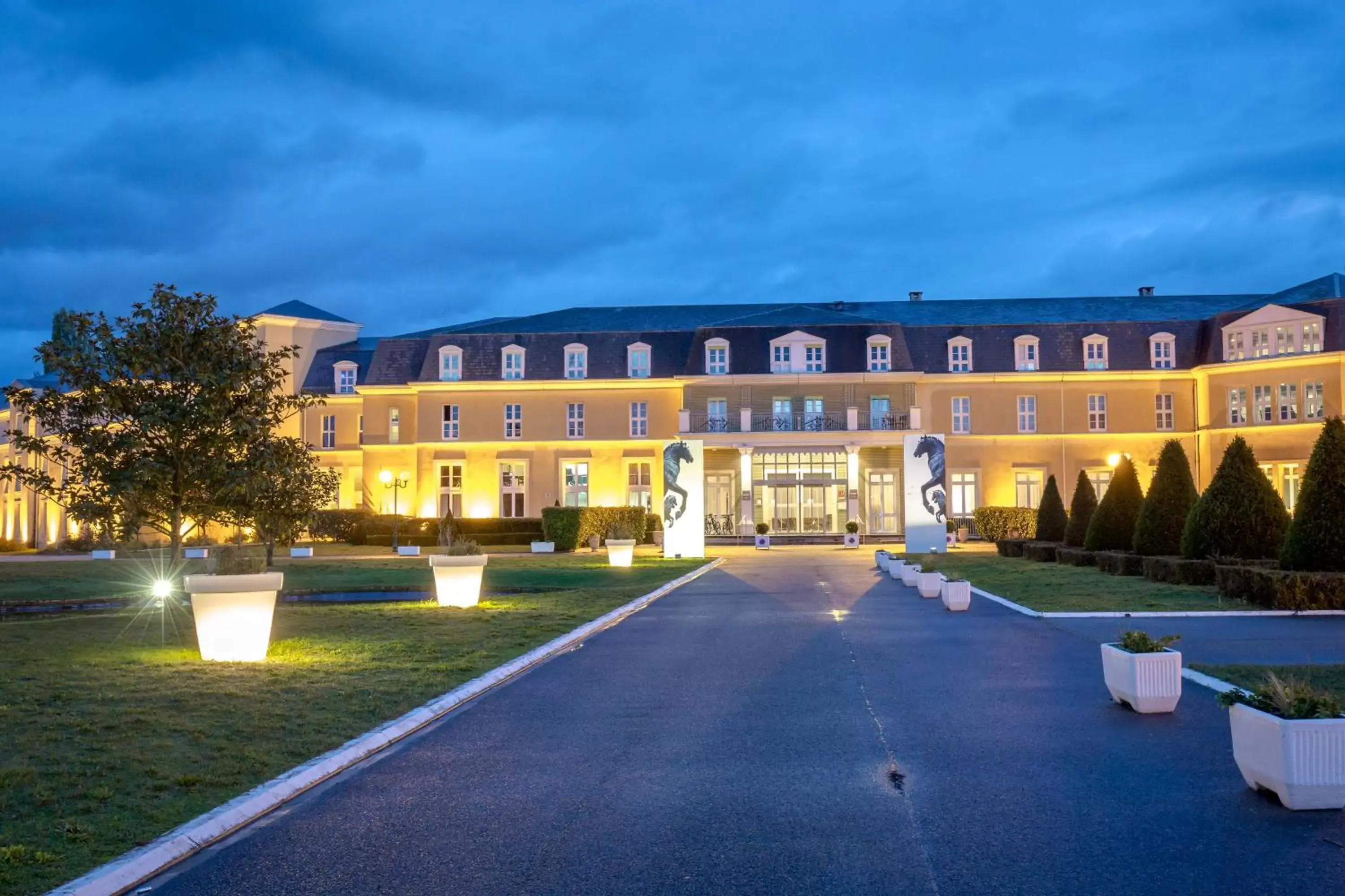 Facade/entrance in Mercure Chantilly Resort & Conventions
