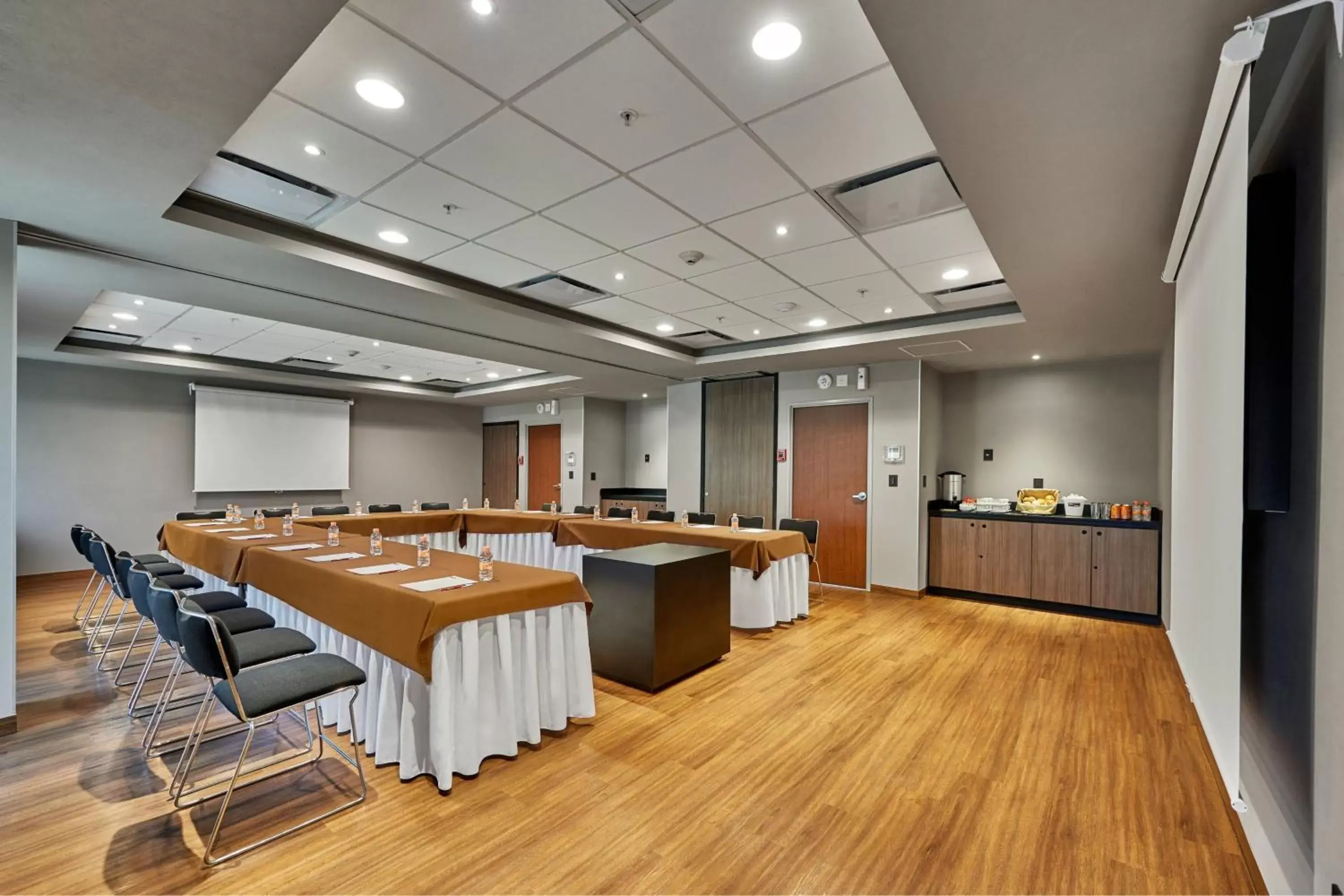 Meeting/conference room in City Express Suites by Marriott Queretaro
