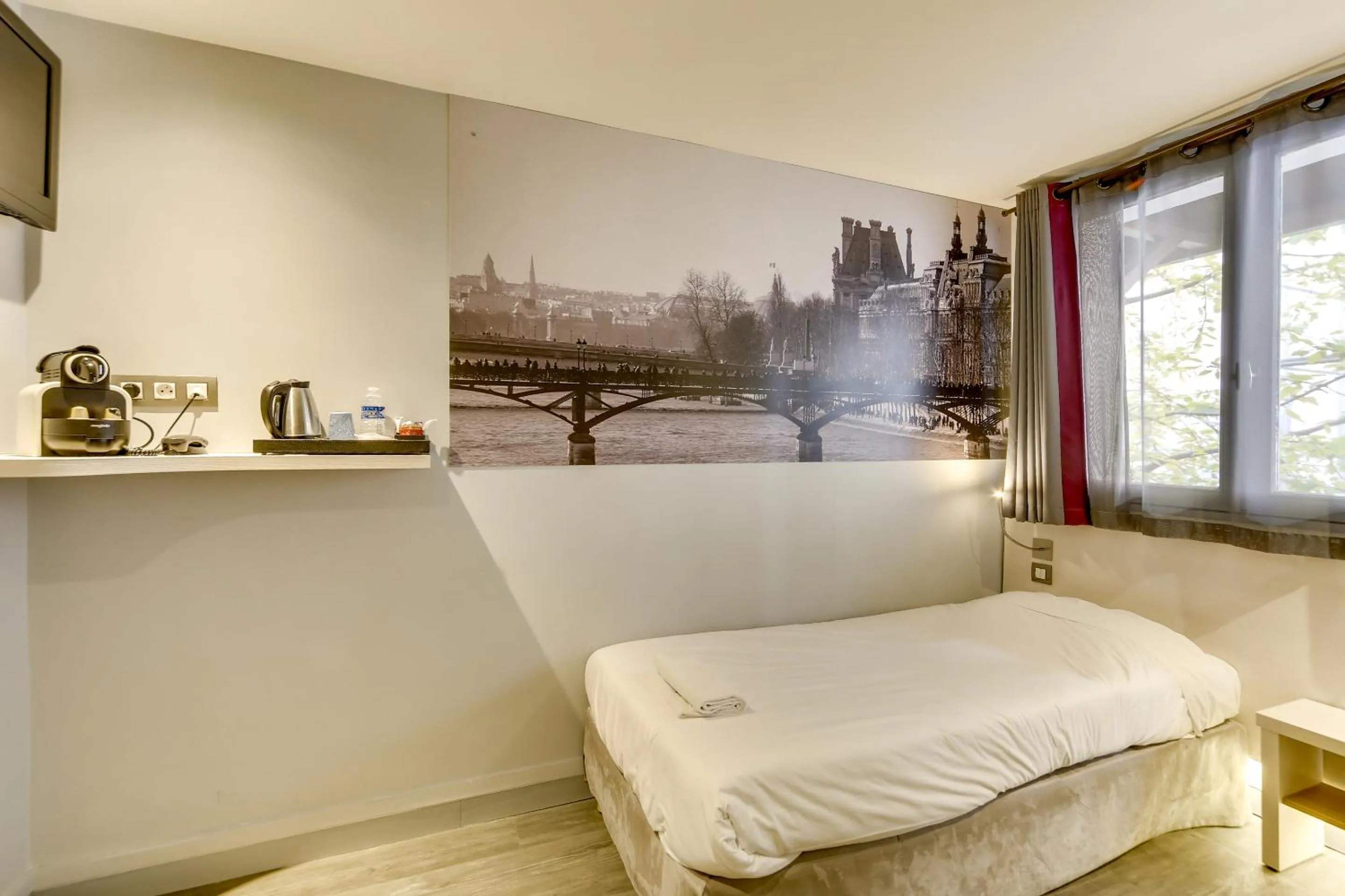 Photo of the whole room, Bed in Kyriad Paris 12 - Nation