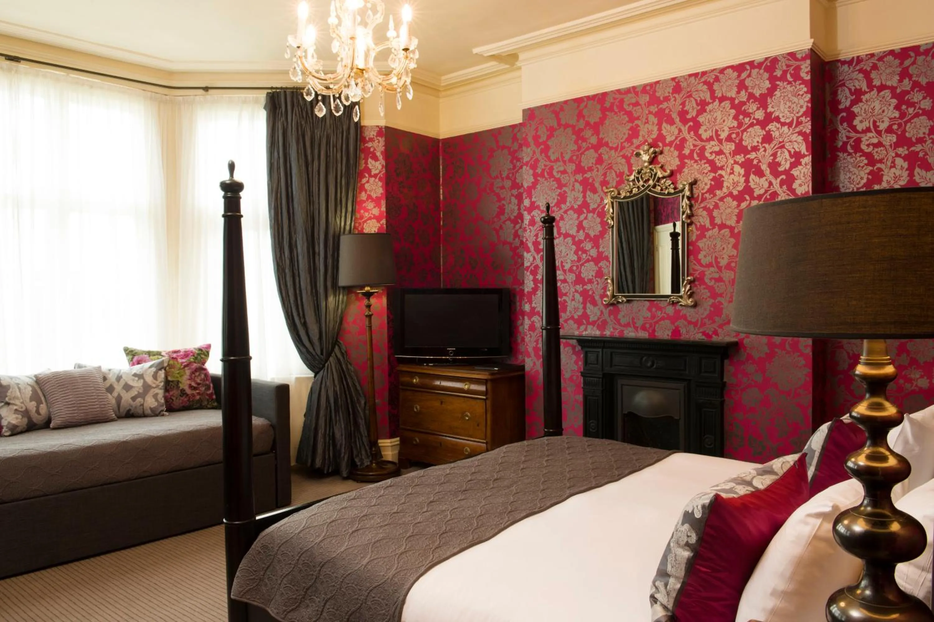 Large King or Family Room with Four Poster Bed in Brooks Guesthouse