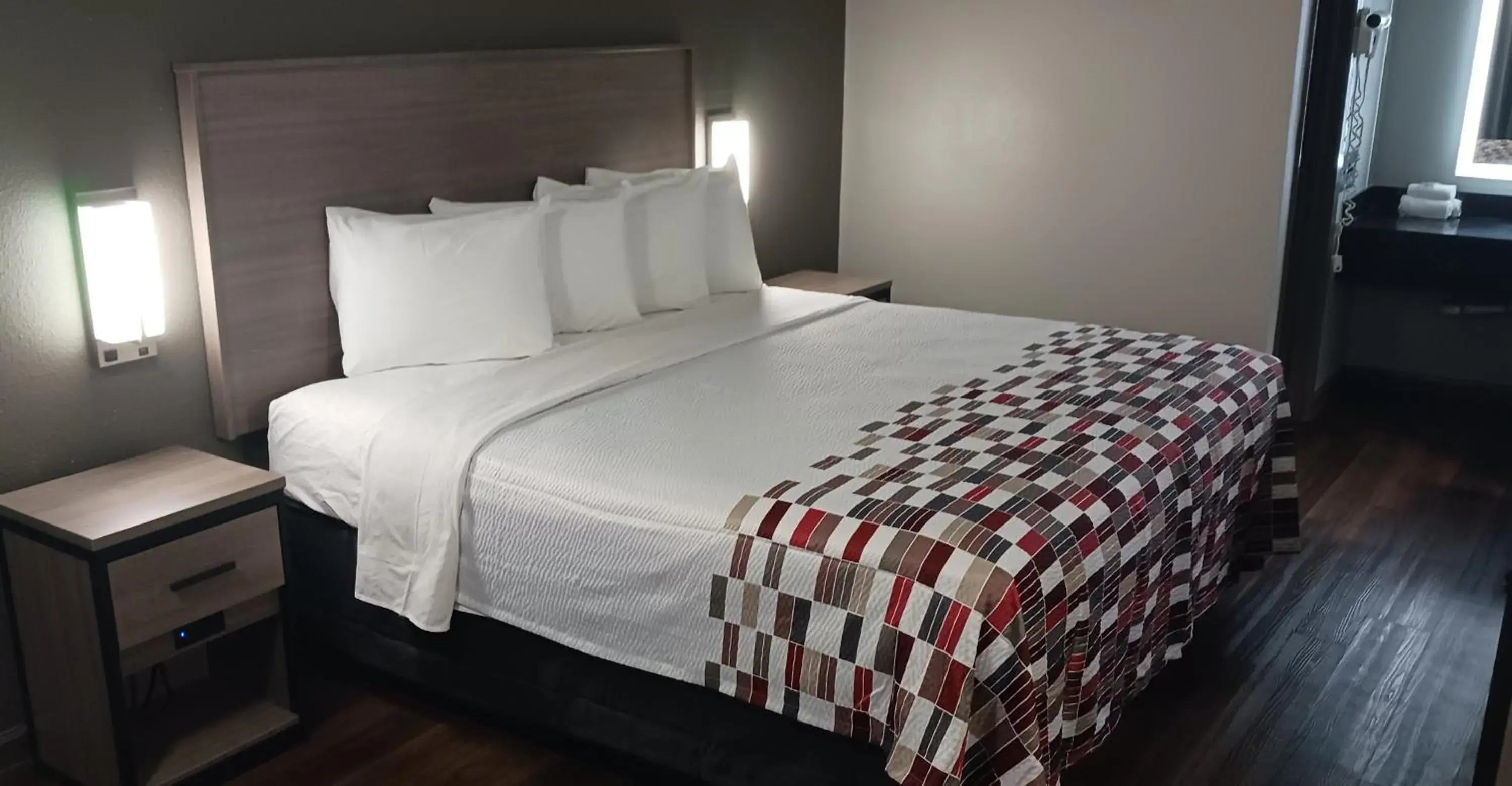 Photo of the whole room, Bed in Red Roof Inn Fort Worth West