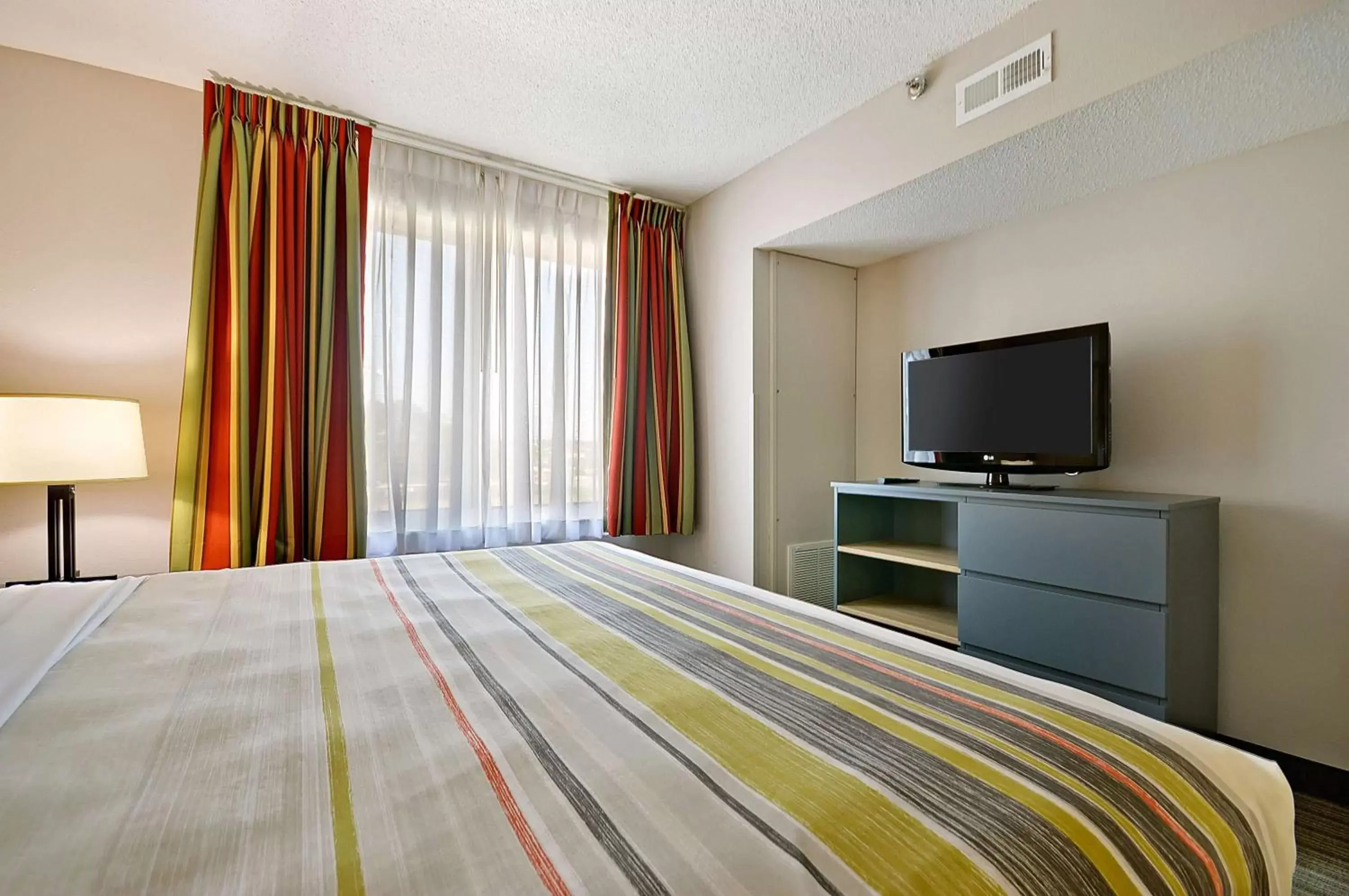 Photo of the whole room, Bed in Country Inn & Suites by Radisson, Charleston North, SC