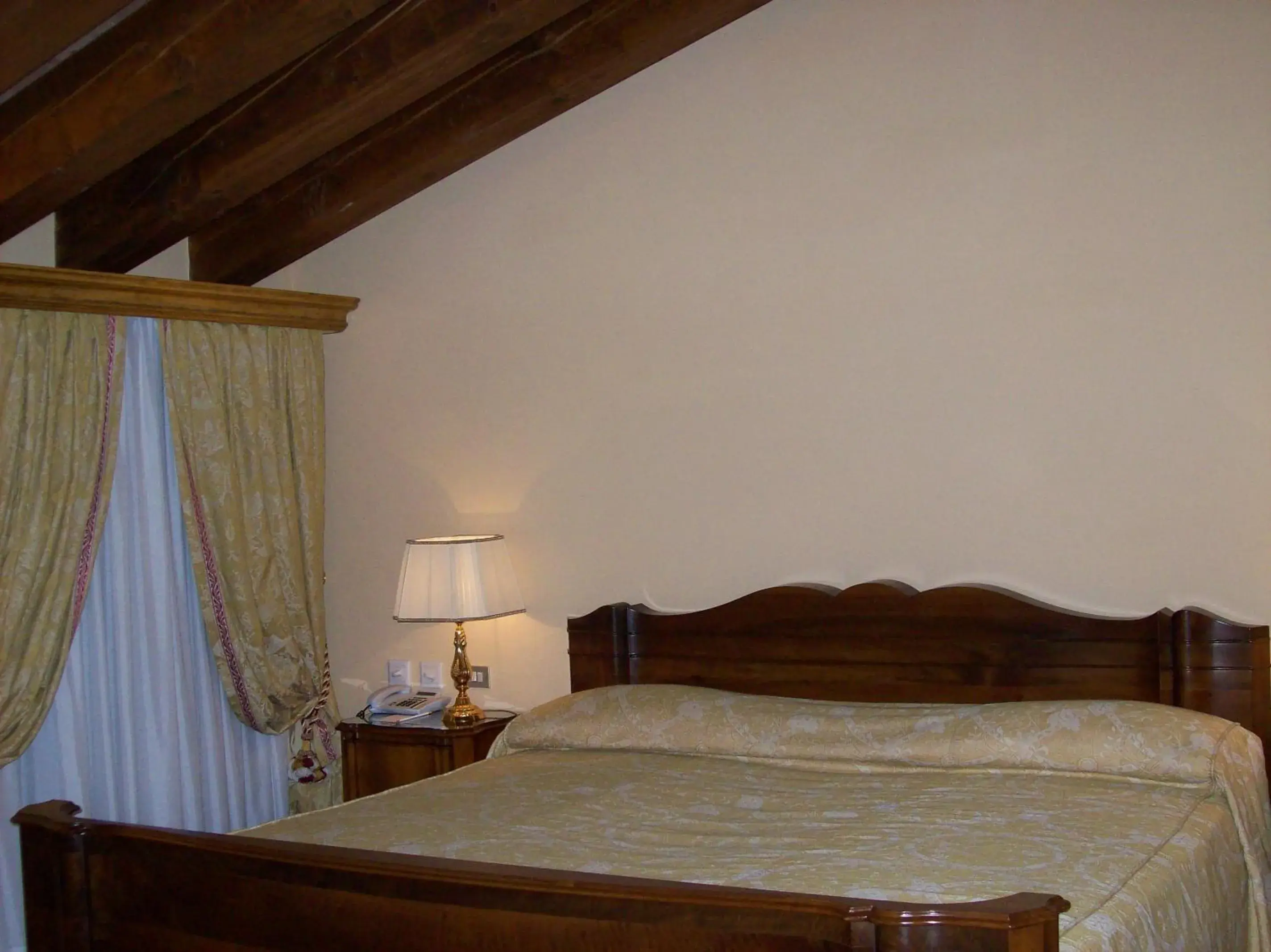 Photo of the whole room, Bed in Villa Fenaroli Palace Hotel