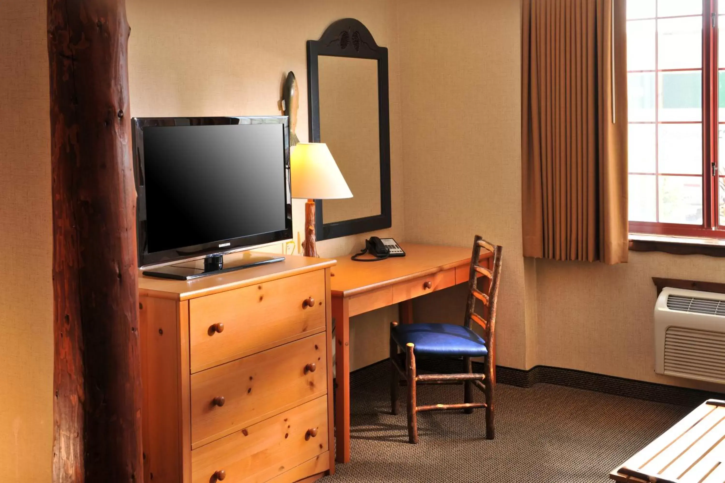 TV and multimedia, TV/Entertainment Center in Stoney Creek Hotel Moline