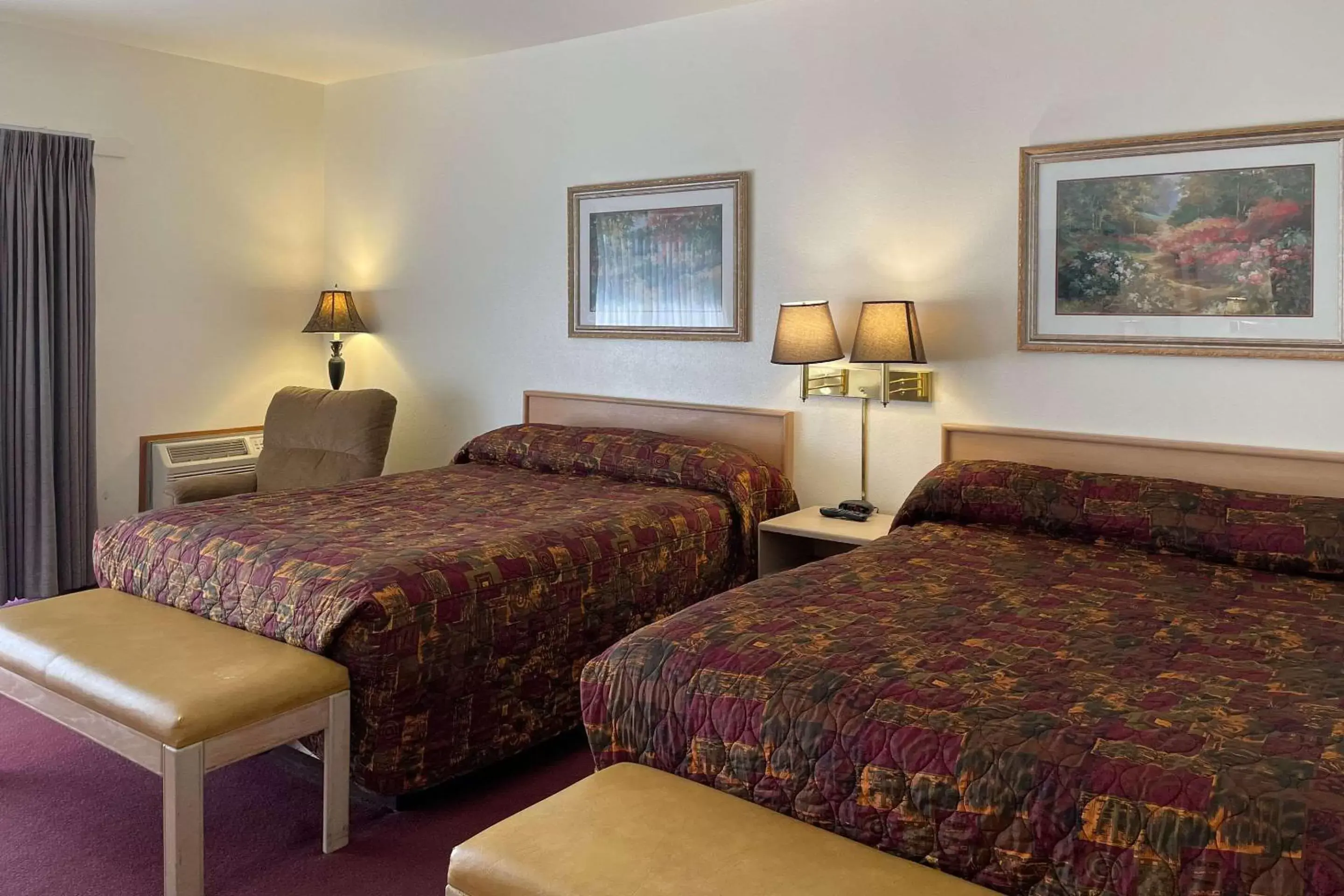 Bedroom, Bed in Edgewater Inn and Suites