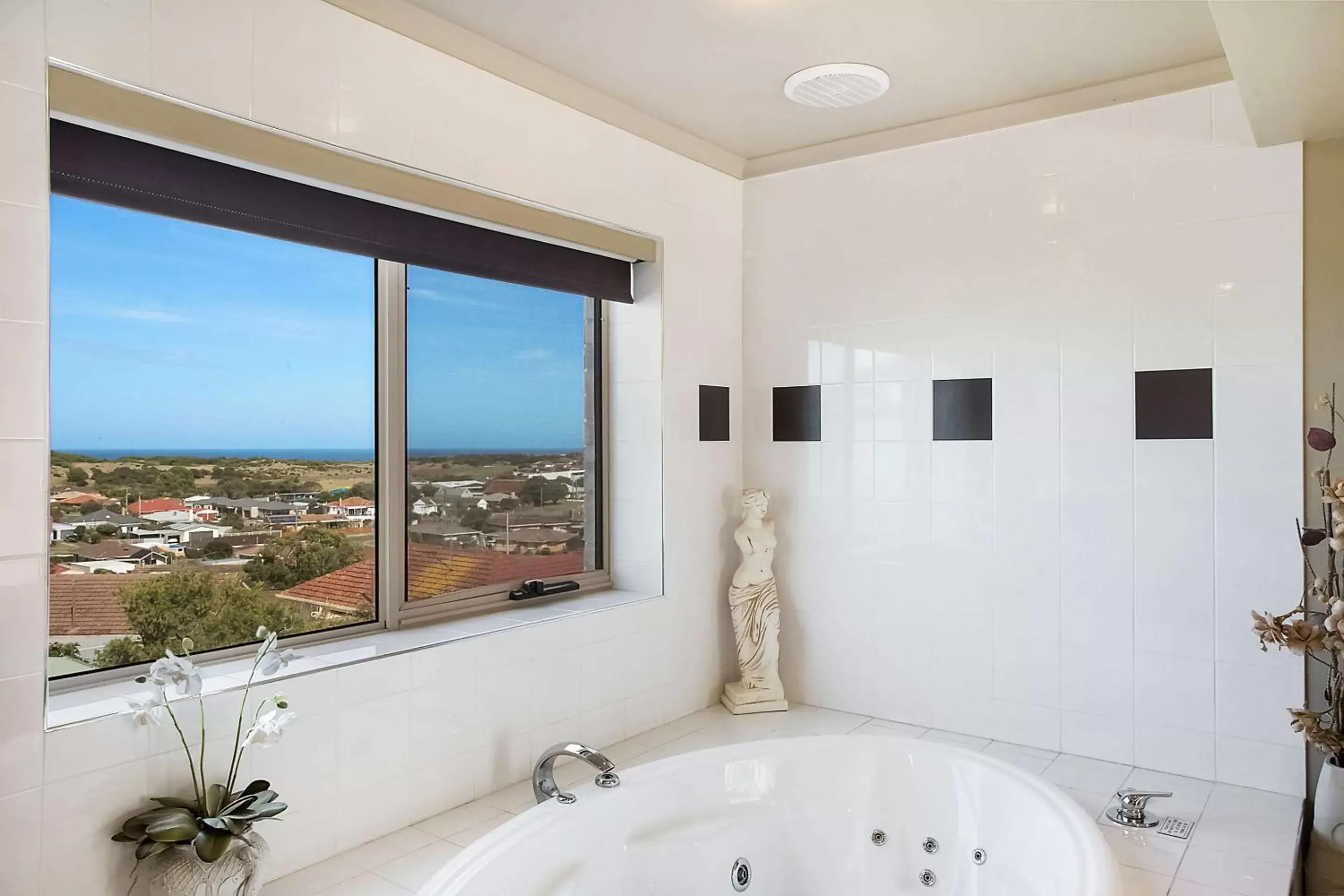 Bathroom in Comfort Inn on Raglan