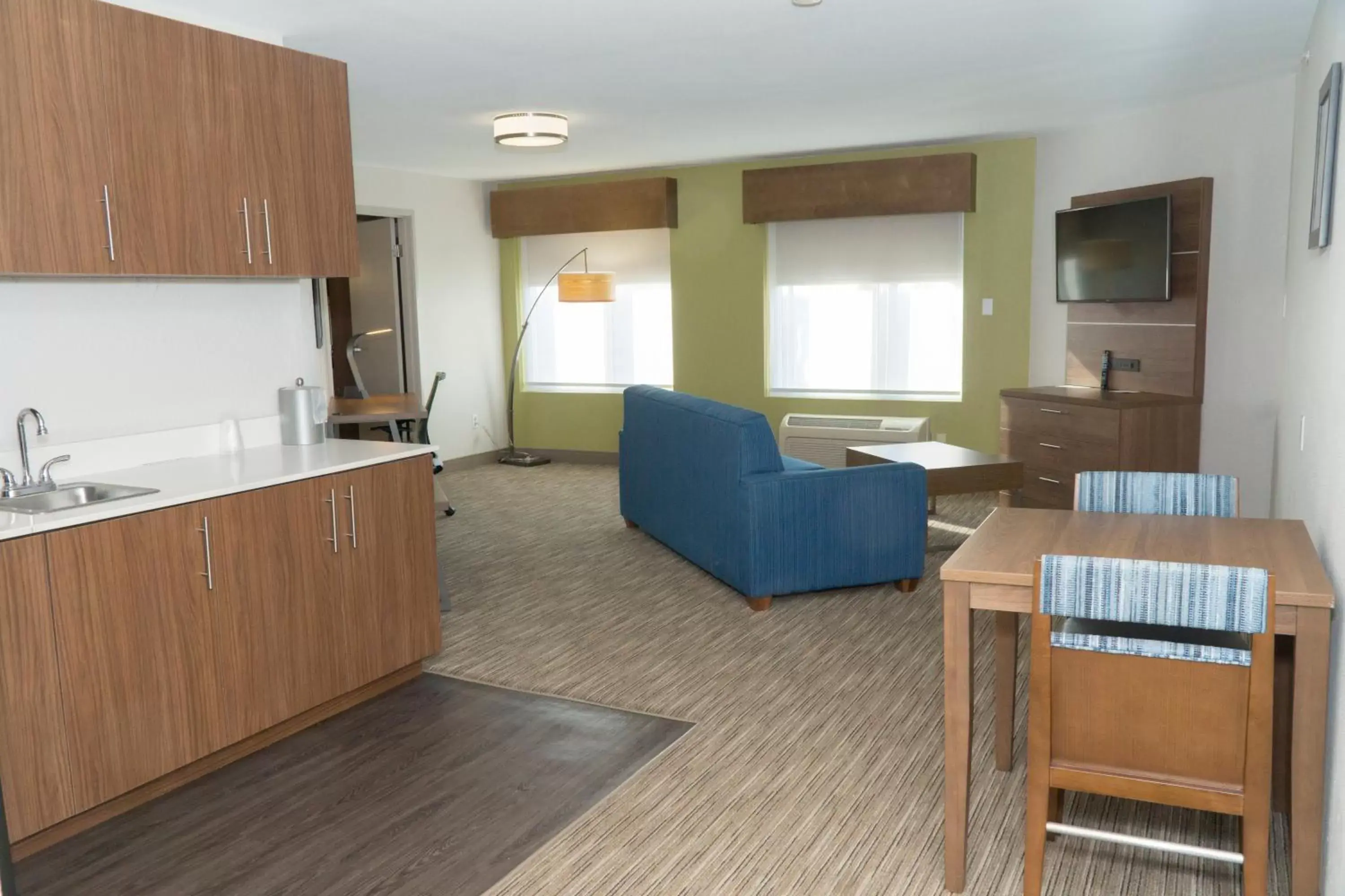 Photo of the whole room, Kitchen/Kitchenette in Holiday Inn Express Hotel & Suites Madison, an IHG Hotel