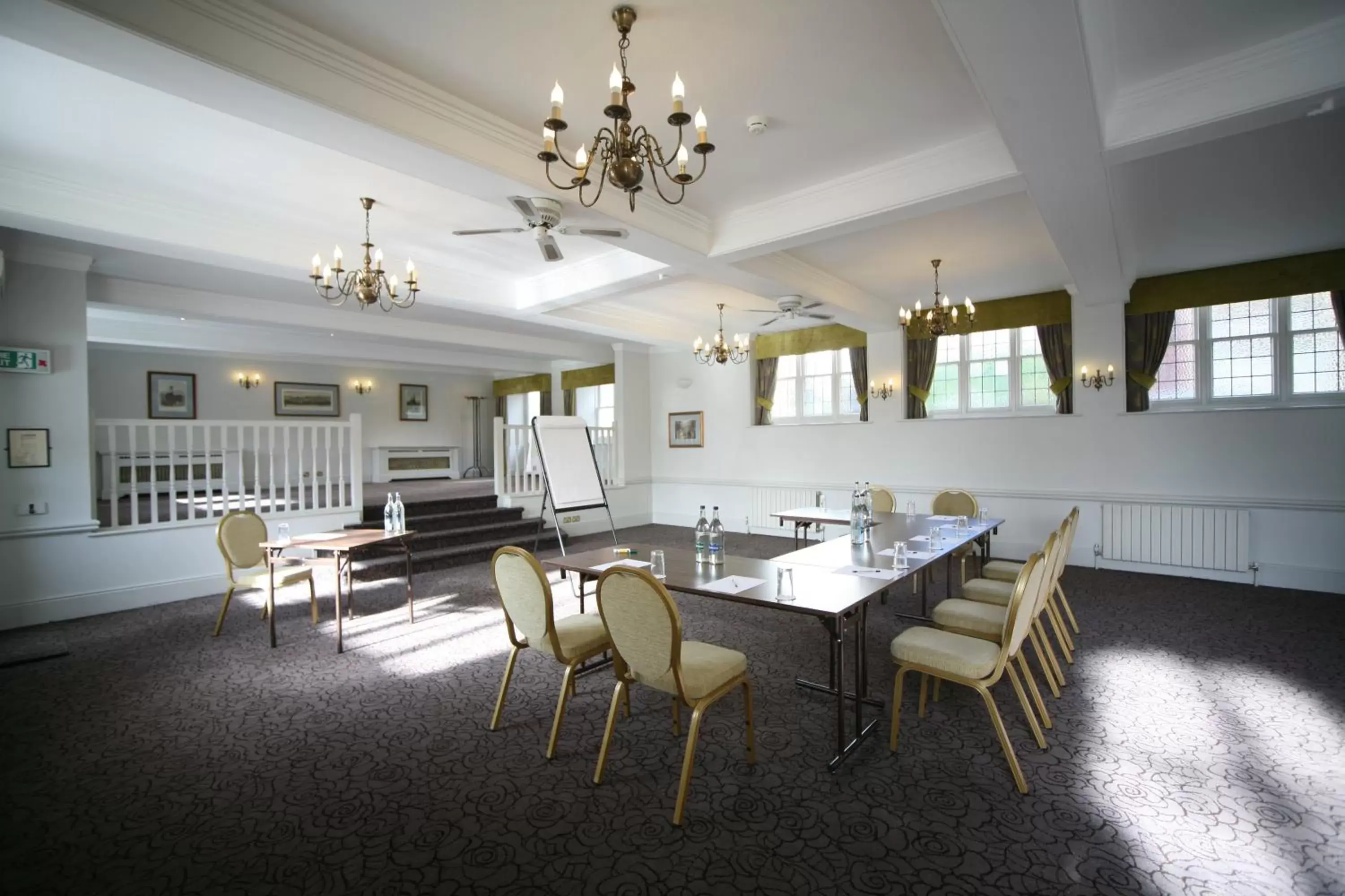 Business facilities, Restaurant/Places to Eat in Winchester Royal Hotel