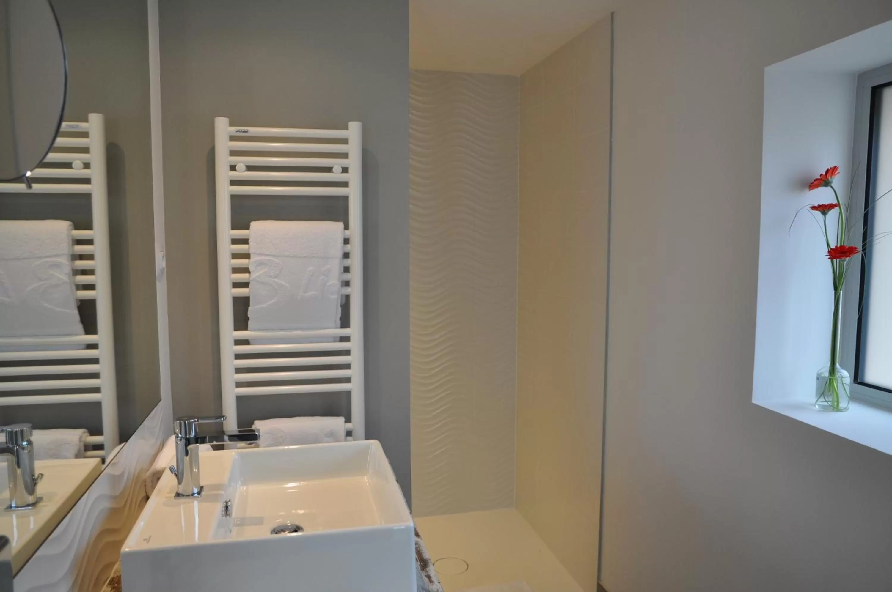 Bathroom in Les 3 Lieux - Hôtel, Restaurant, Espace sensoriel