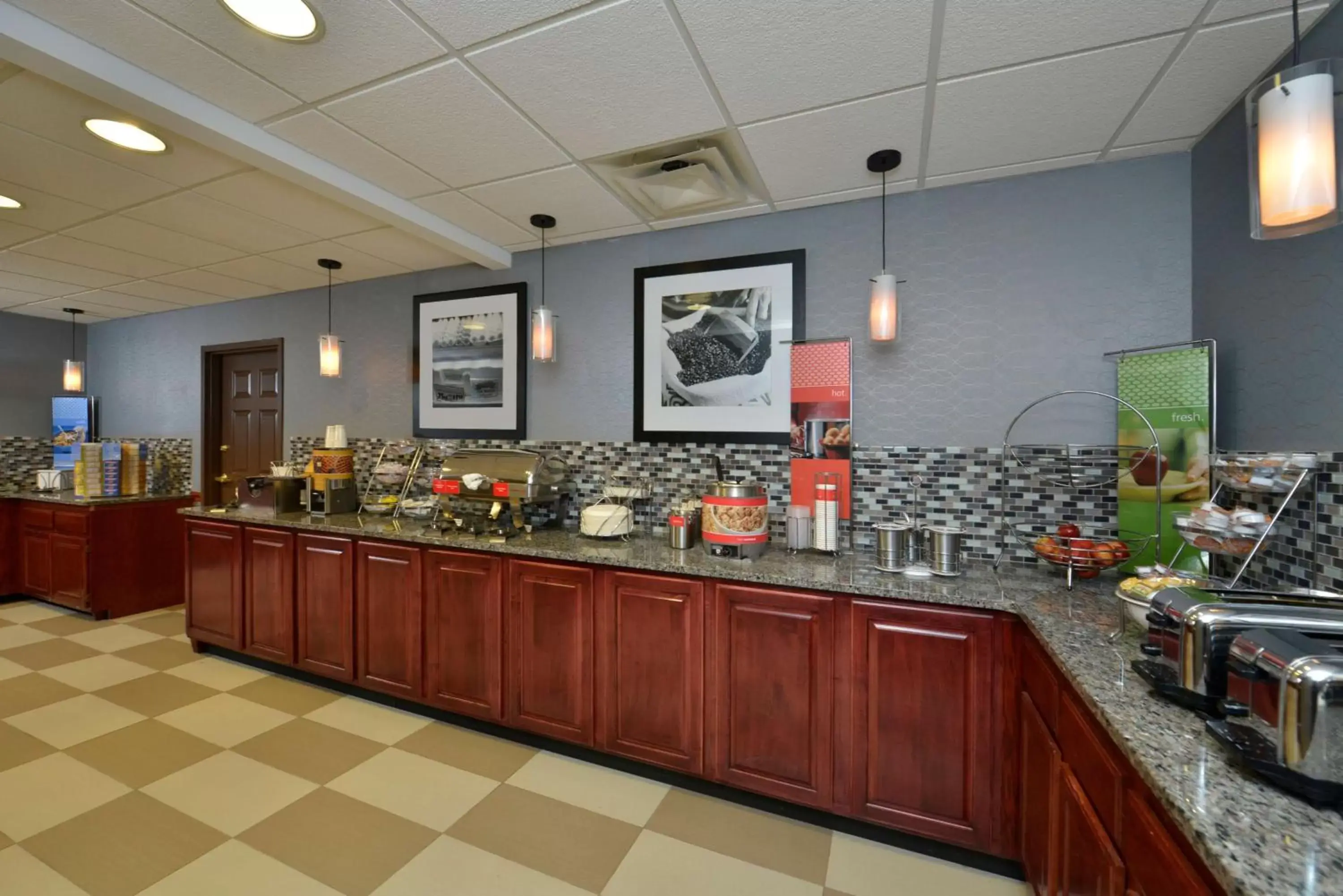 Dining area, Restaurant/Places to Eat in Hampton Inn East Aurora