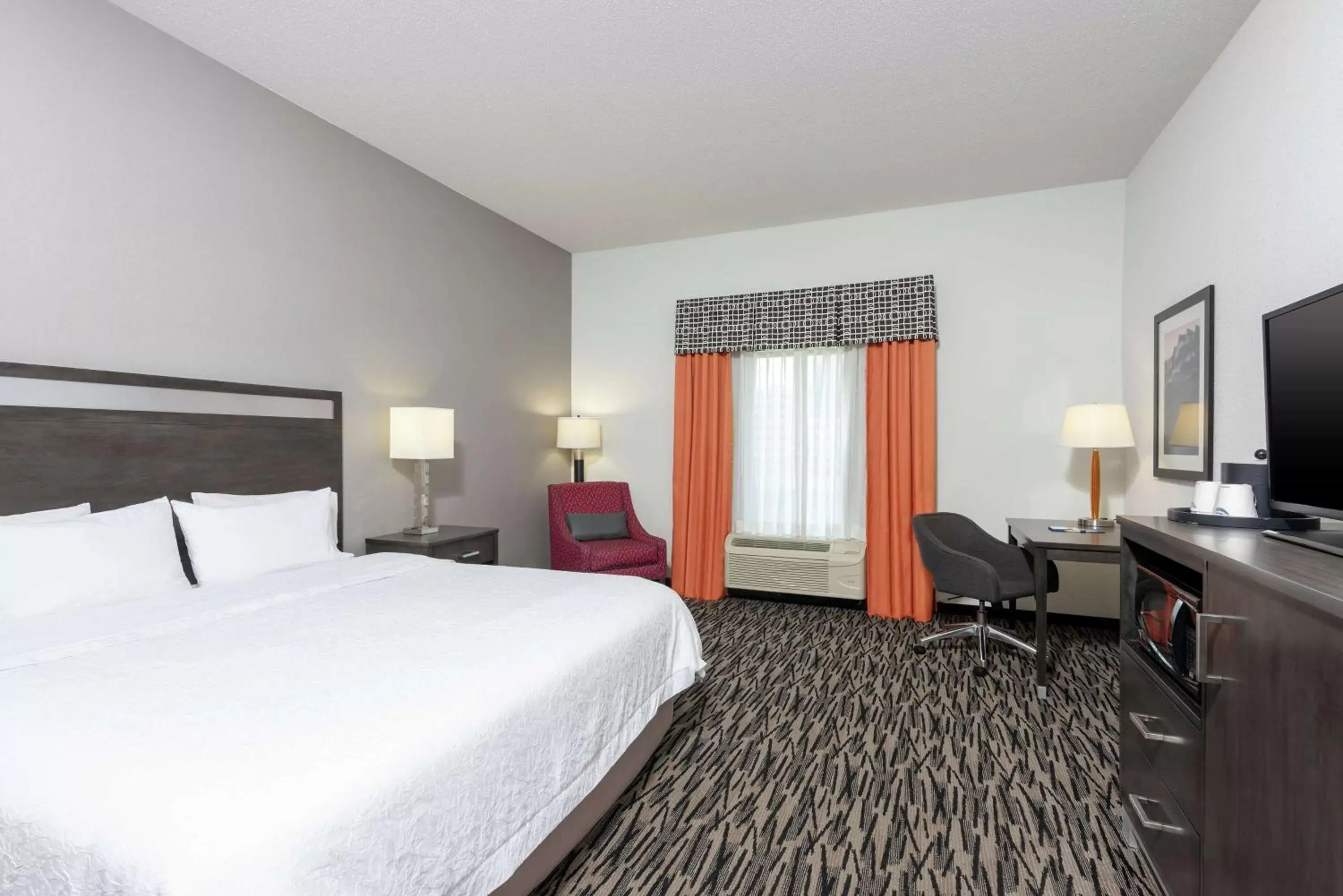 Bedroom, Bed in Hampton Inn Akron-South