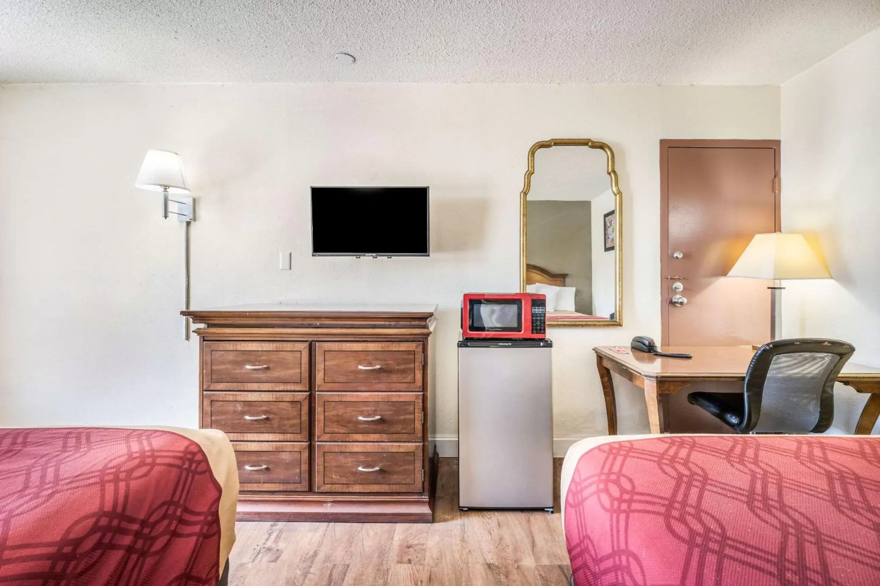 Photo of the whole room, TV/Entertainment Center in Econo Lodge Inn & Suites Macon