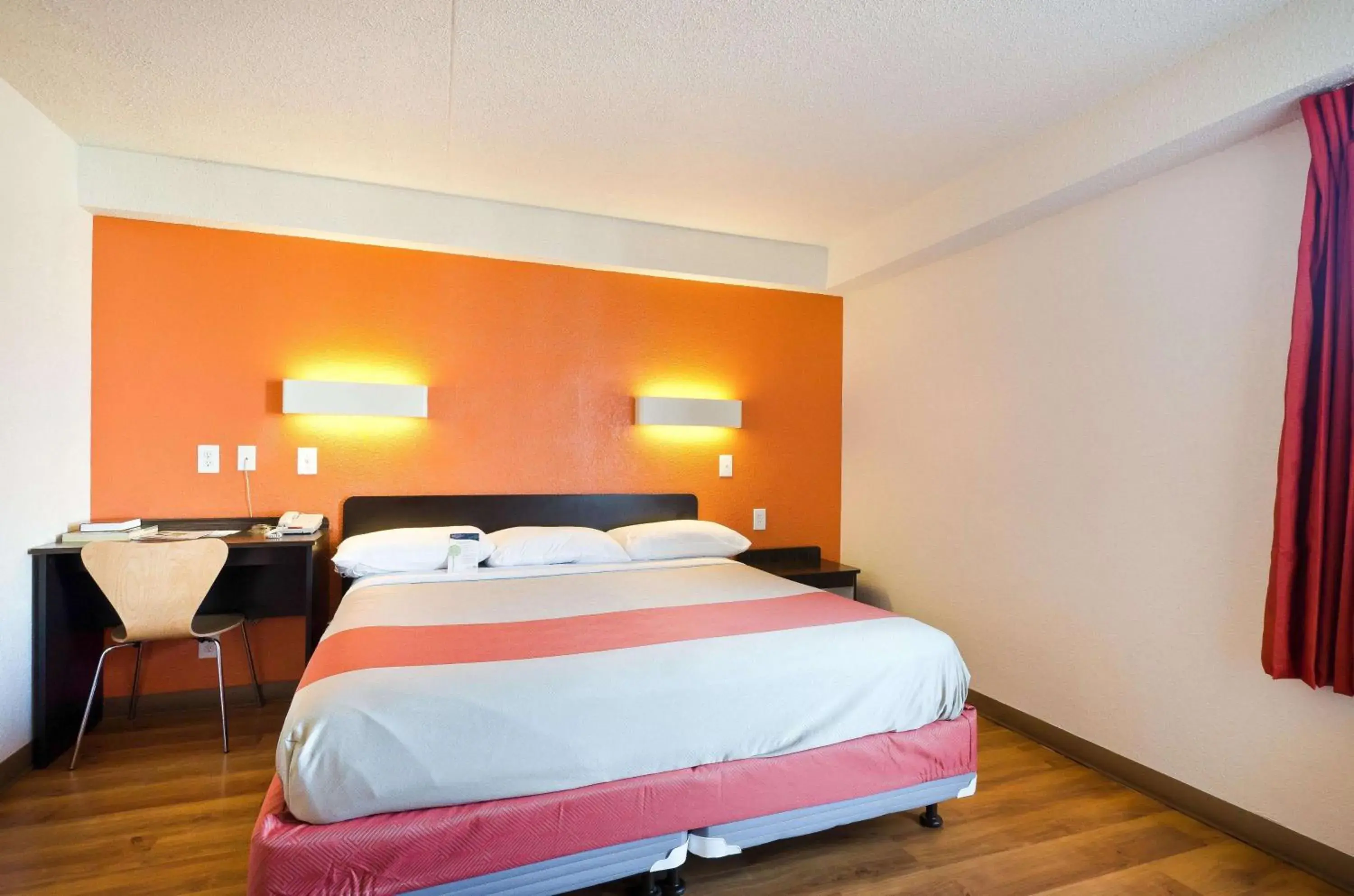 Bedroom, Room Photo in Motel 6-Springfield, DC - Washington Southwest
